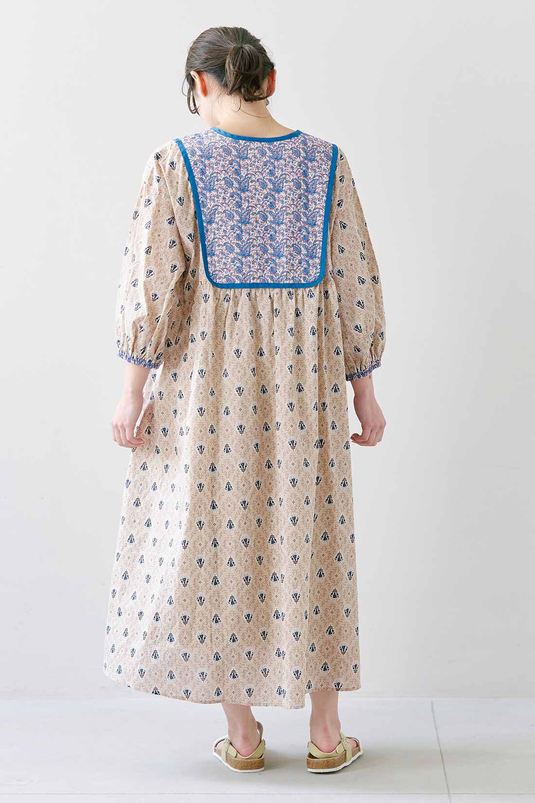 SYRUP. [シロップ．]|シロップ． ふわりと風を通すコットン１００％のボタニカルワンピース〈ミルクティー〉|身長162cm/Mサイズ着用