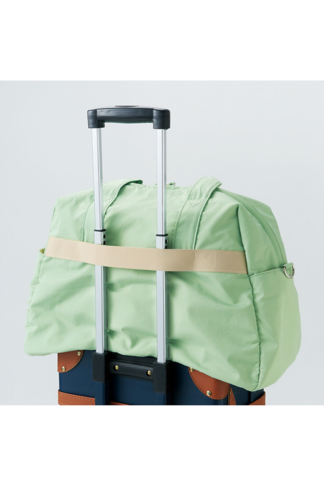 シロップ．|アデリアレトロ×シロップ．　レトロ喫茶をめぐる旅のおともにぴったりな大容量バッグ〈ズーメイト〉|キャリーの持ち手に通して使えるベルト付き！