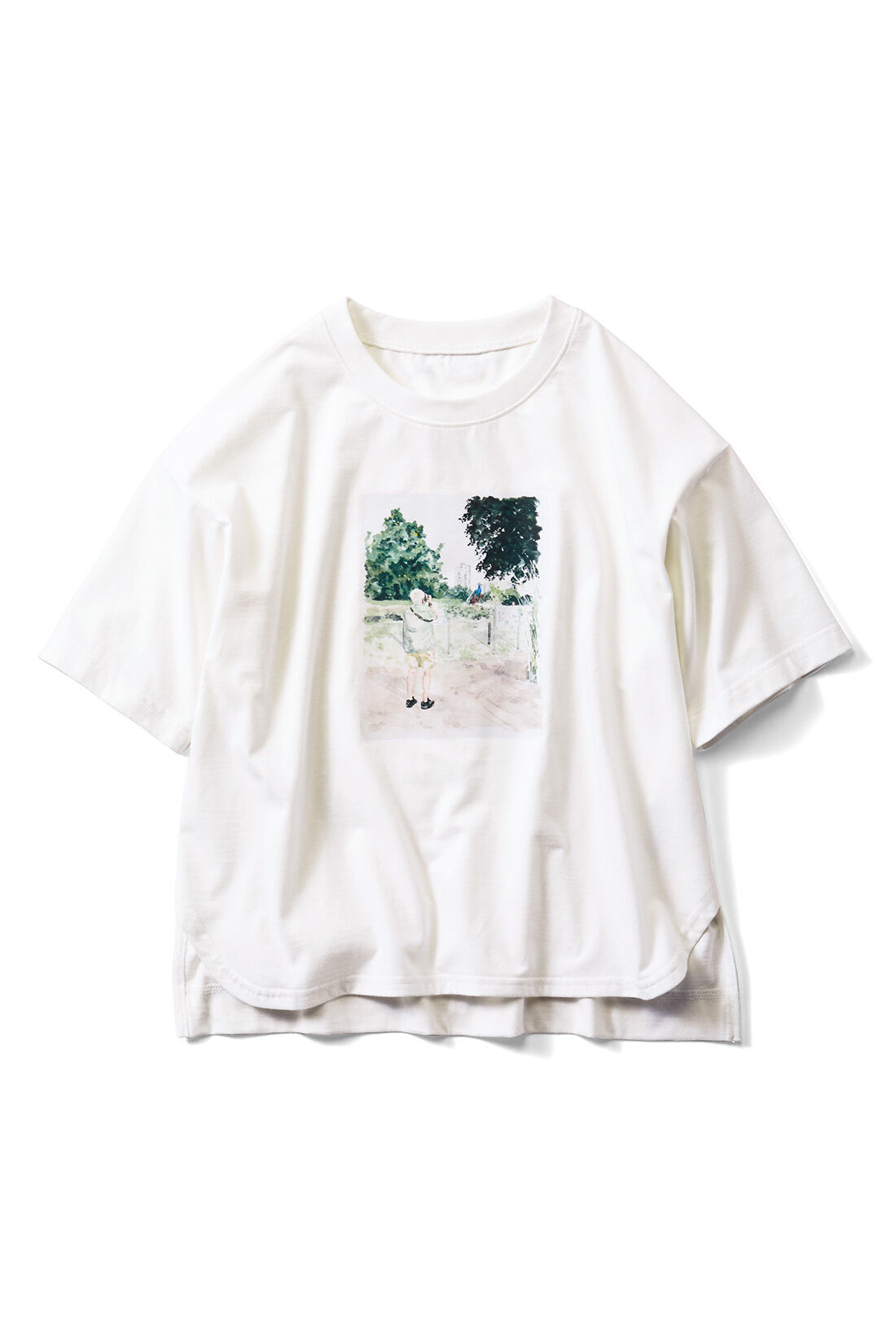 シロップ．|シロップ．  イラストレーター よしいちひろさんとつくった 旅の思い出Tシャツ|オフホワイト「くじゃくを写真に撮って」