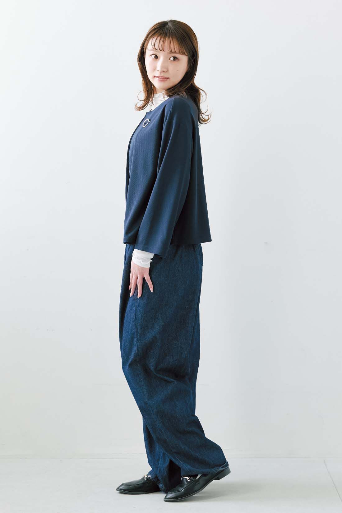 シロップ．|シロップ． ブローチ付き やわらかミラノリブ風カットソー素材のらくちんジャケットパンツセット〈ネイビー〉|身長162cm/Mサイズ着用