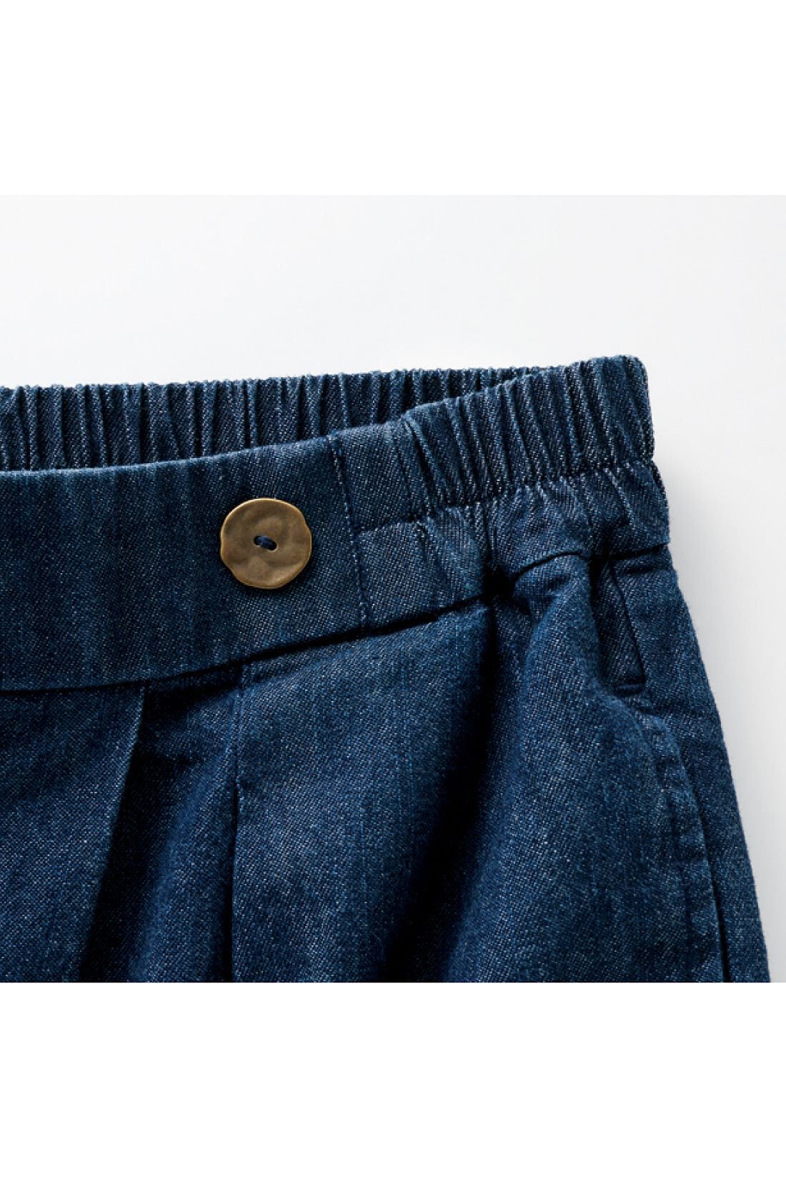 シロップ．|シロップ.　ぷっくりとしたシルエットのラップ風やわらかデニムパンツ〈インディゴブルー〉|ウエストはわきから後ろゴムで、おなかまわりゆったり。トップスインもすっきり、きれいに決まります！