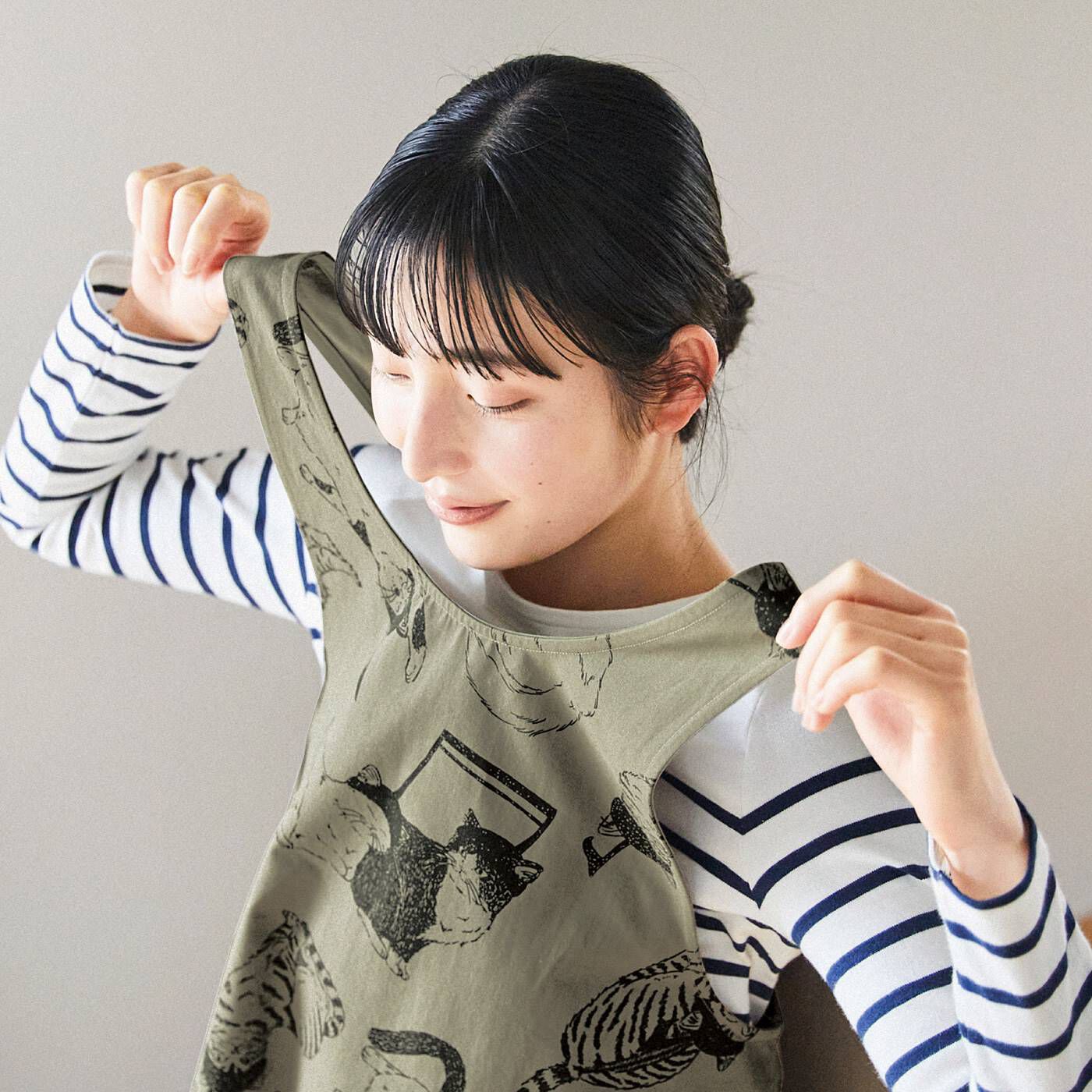 猫部|nemunoki paper item&times;猫部　音符ベレー帽の猫がシックなジャンパースカート風エプロンの会|すぽっと頭からかぶるだけ！