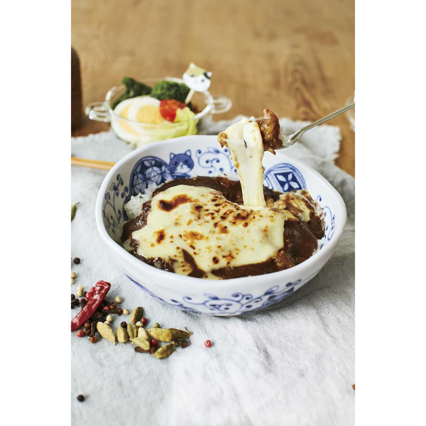 猫部|猫部×佐賀有田焼で楽しむ「駅弁大賞受賞」有田焼カレーの会|食べた後も楽しめる有田焼の器。約400年の歴史を持つ有田焼。電子レンジやオーブンに使用でき、磁器のぬくもりで最後まで冷めにくいのが特徴です。シチューや煮物など、使いやすいサイズも魅力。※盛り付け（チーズやごはんはセットに含まれておりません。）