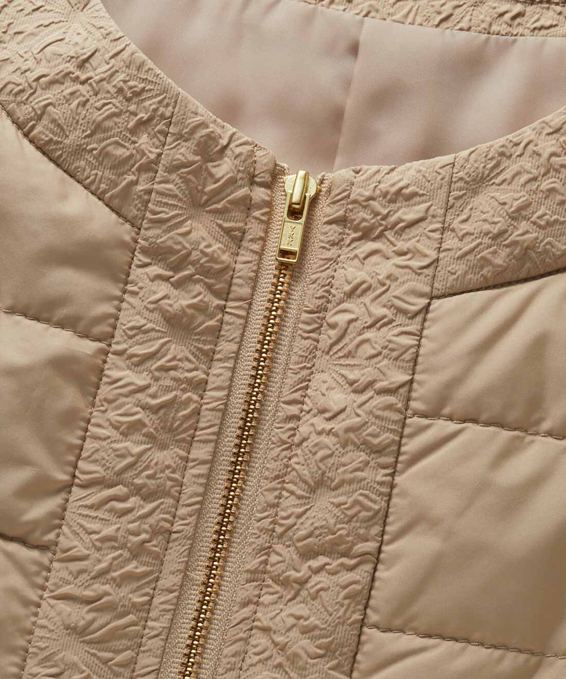 DRECO by IEDIT|【3～10日でお届け】IEDIT[イディット]　Her smileプロジェクト　Zermoly中わた使用のふくれジャカード切り替えが華やかな コンパクトキルティングコート〈ベージュ〉|衿と前立てのふくれジャカード、ゴールドのファスナーが華やか。カジュアルな中綿コートが苦手な人にもおすすめ。