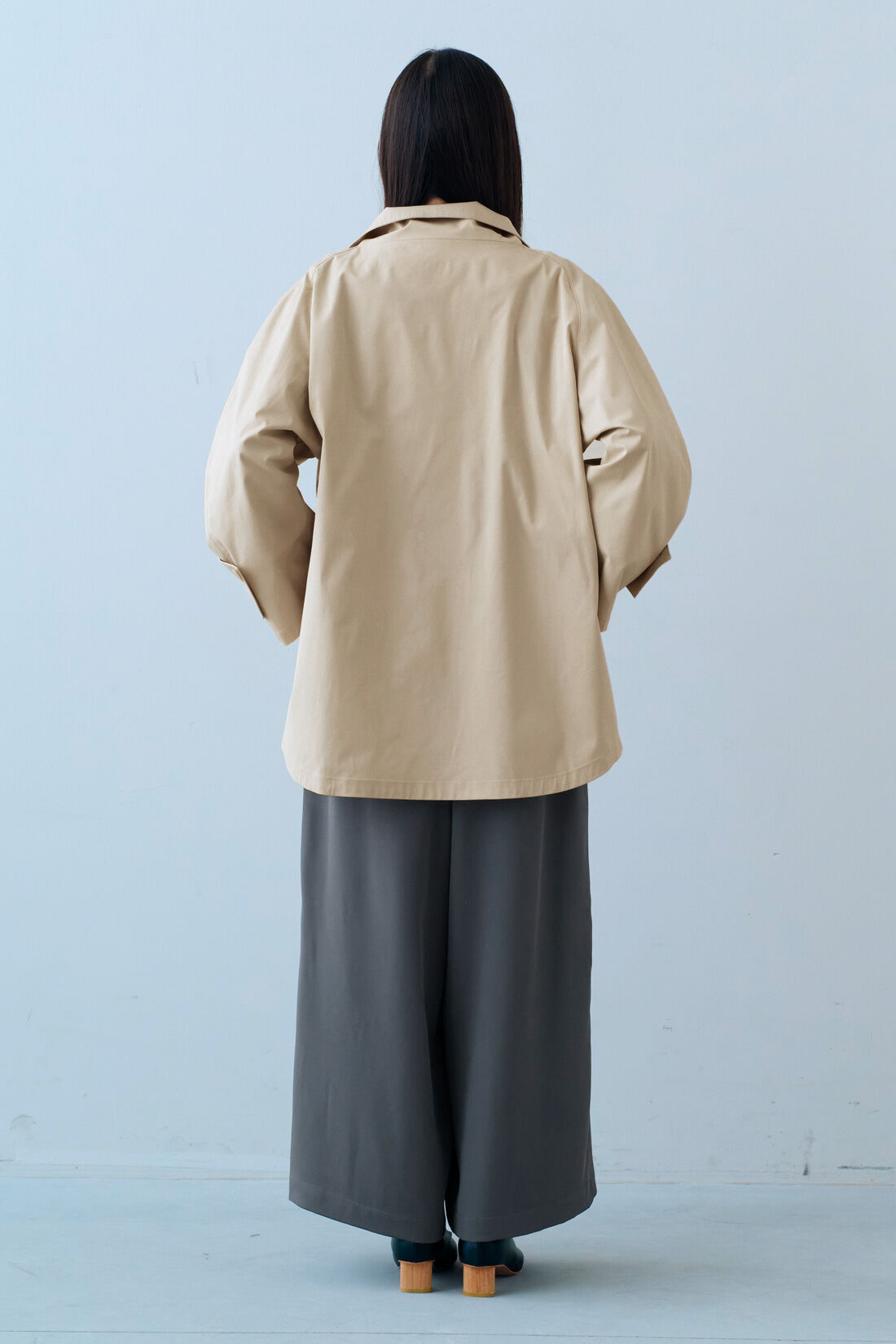 DRECO by IEDIT|【3～10日でお届け】IEDIT[イディット]　小森美穂子さんコラボ　ハイネックでこなれ見え ダブルボタンミドル丈コート〈ホワイティッシュベージュ〉|モデル身長：163cm　着用サイズ：M