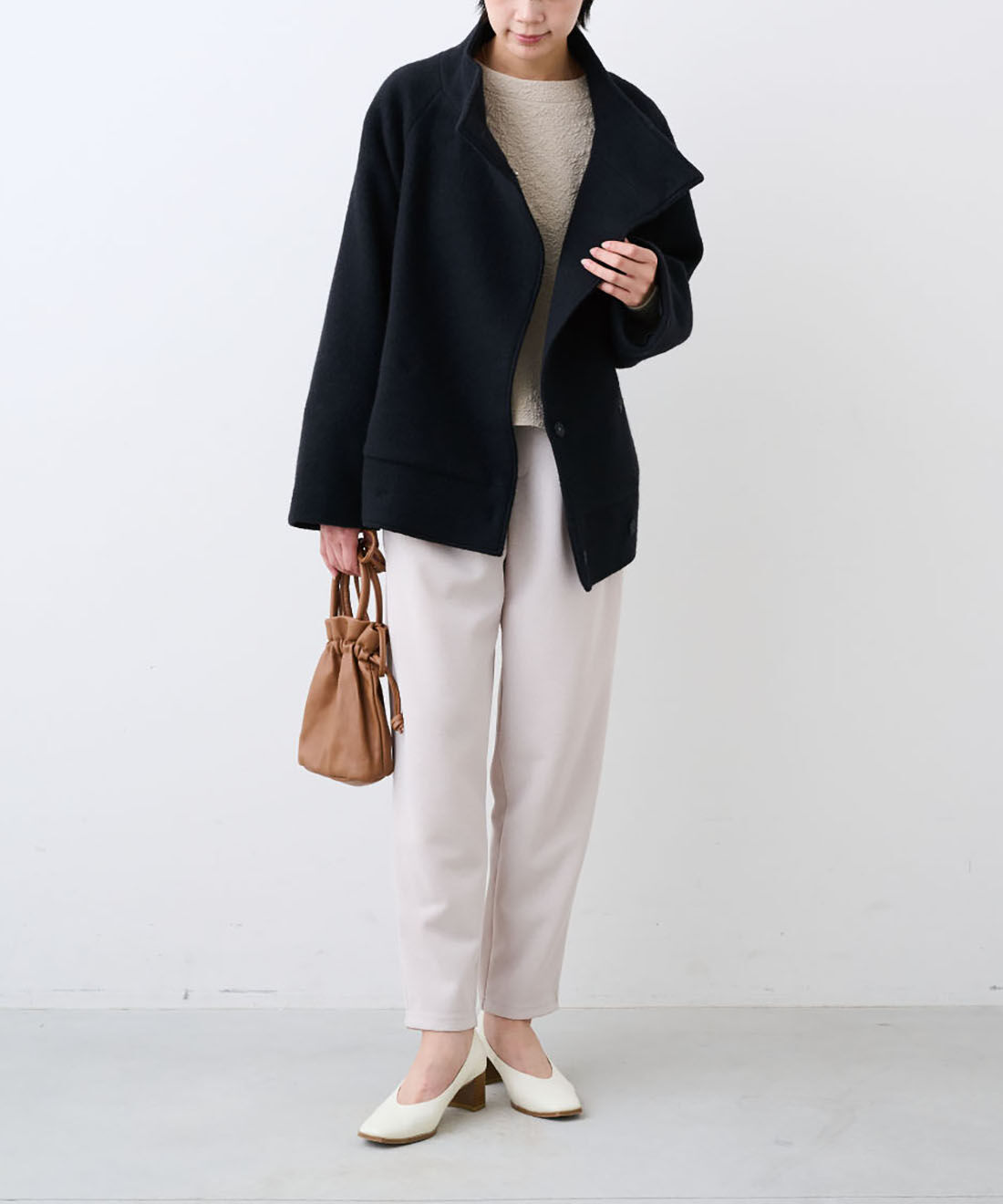 DRECO by IEDIT|【3～10日でお届け】IEDIT[イディット]　ウール混スライバー素材で軽やか スタンドカラーで顔まわり華やか スライバーショートコート〈ブラック〉|モデル身長：163cm　着用サイズ：M