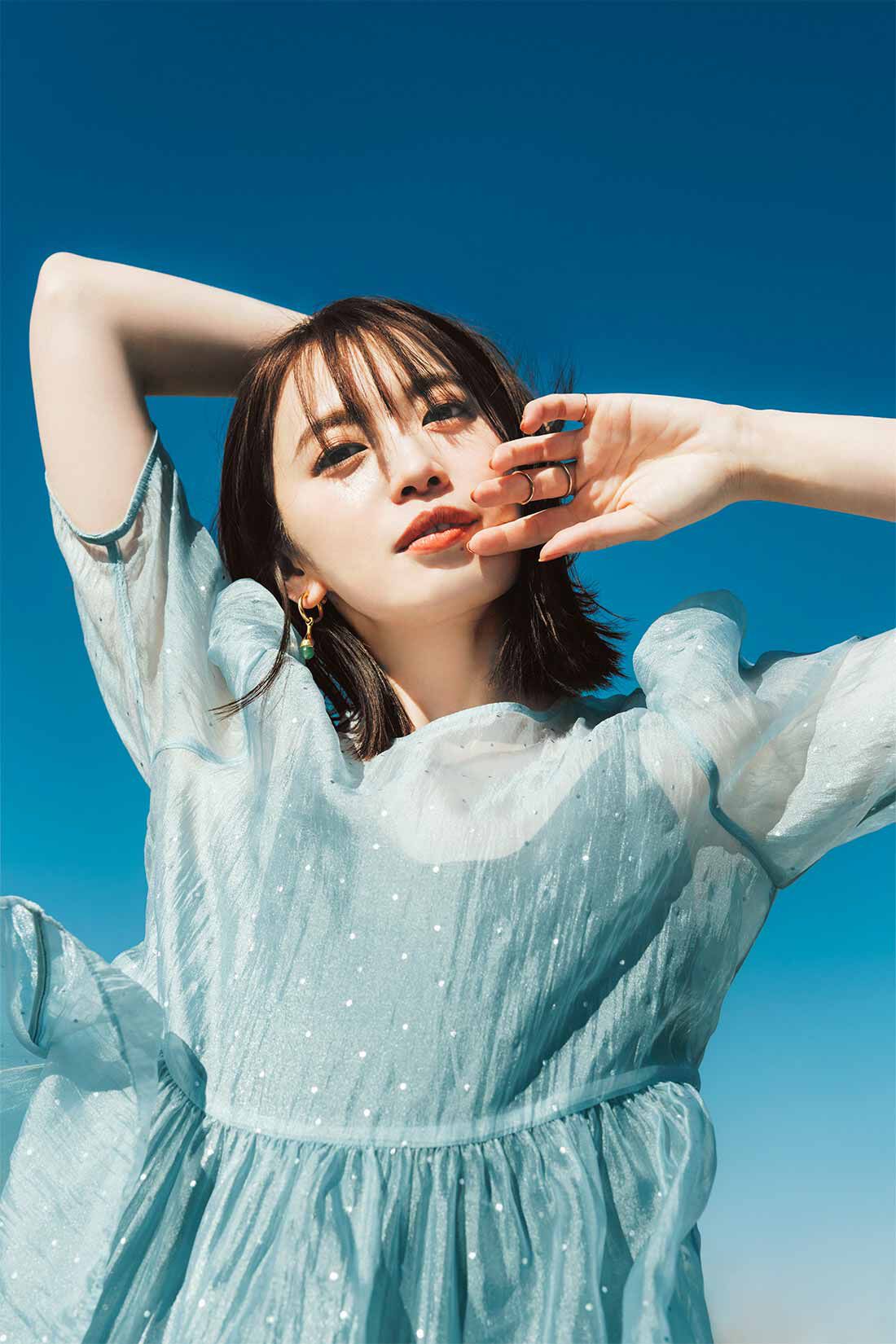 DRECO by IEDIT|【3～10日でお届け】IEDIT[イディット]　箔（はく）ドットプリントのシアーペプラムブラウス〈ブルー〉