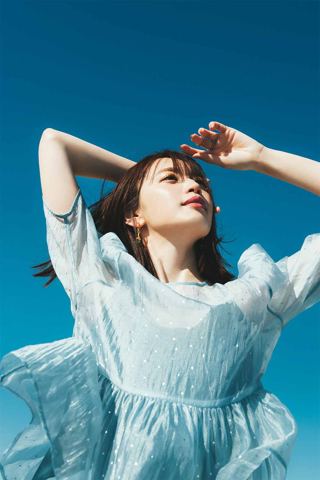 DRECO by IEDIT|【3～10日でお届け】IEDIT[イディット]　箔（はく）ドットプリントのシアーペプラムブラウス〈ブルー〉