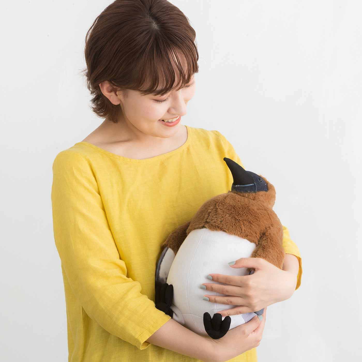 YOU+MORE!|YOU+MORE!　オウサマペンギン 思春期ぬいぐるみ|小脇に携えたくなるサイズ感。