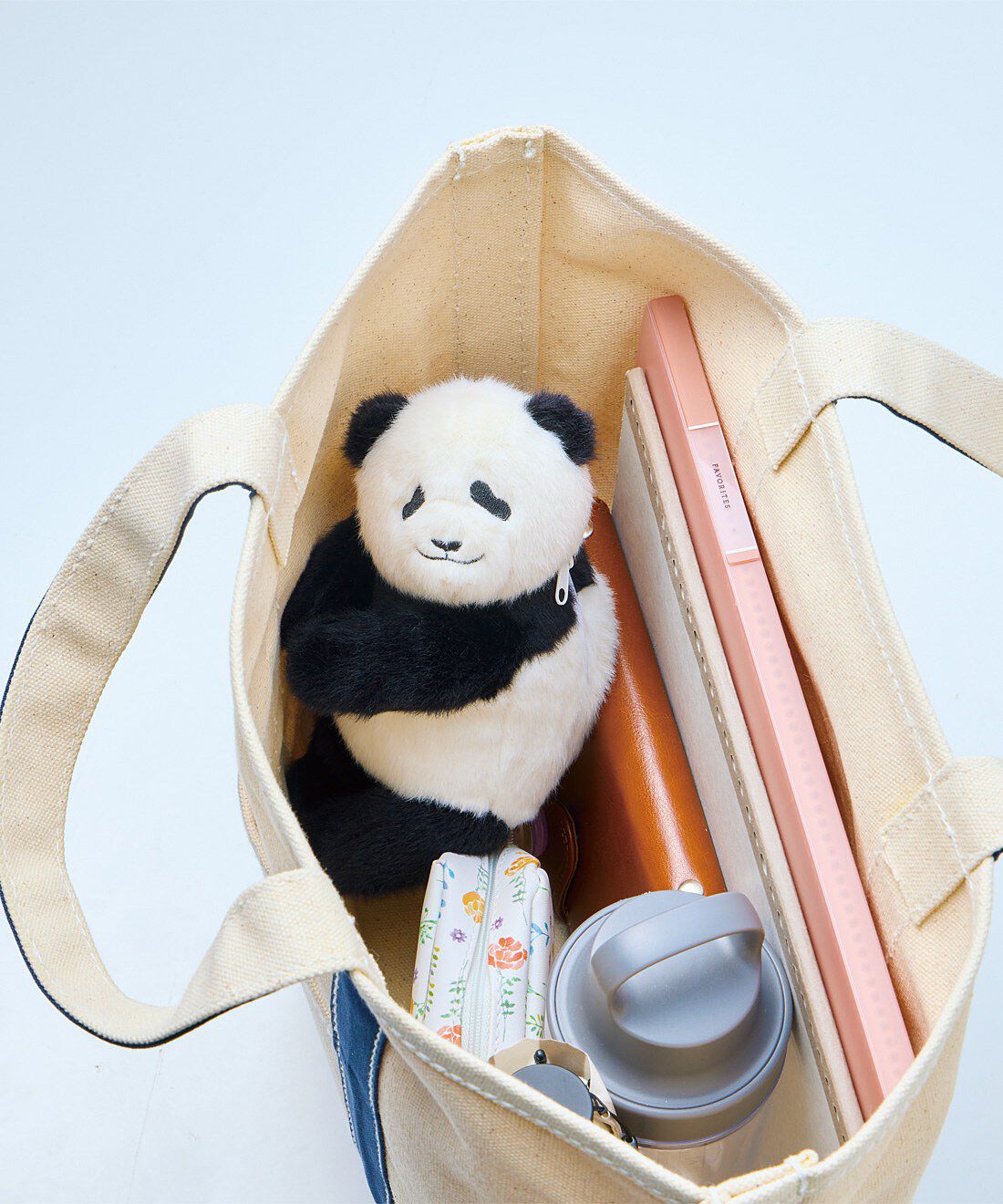 YOU+MORE!|YOU＋MORE!　パンダ３きょうだい　シャンシャン・シャオシャオ・レイレイののんびりポーチの会|かばんの中からこちらをちらり。