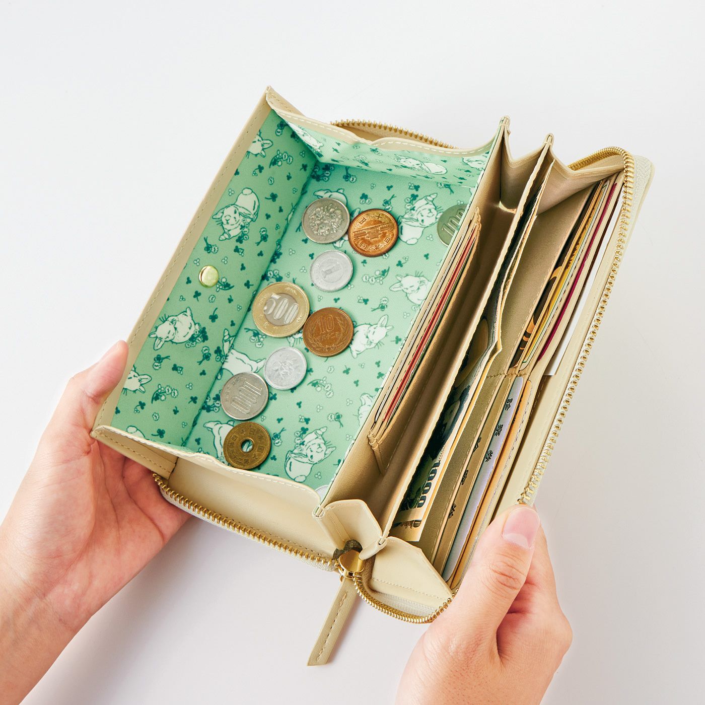 YOU+MORE!|YOU＋MORE!　クローバーのお花畑にたたずむ　うさぎの型押し長財布|ガバッと開く小銭入れで、中身が一目瞭然（りょうぜん）。たっぷり入る、９枚分のカードポケット。