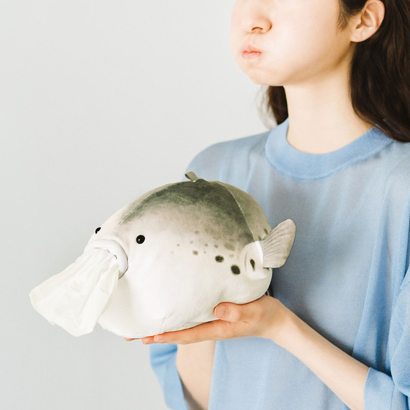 YOU＋MORE！［ユーモア］|YOU＋MORE!　水を吐くフグのぬいぐるみティッシュケース|水吐きシーンをこの手で再現