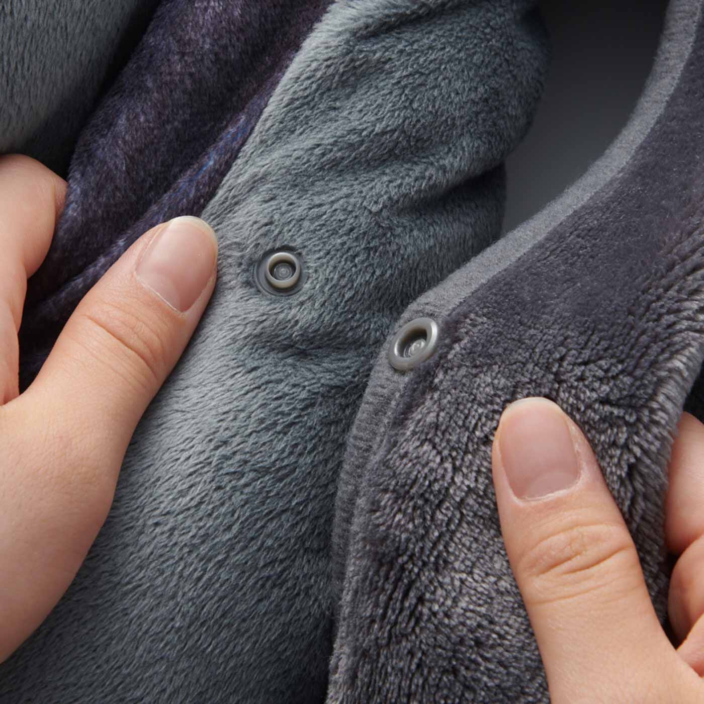 YOU+MORE!|YOU＋MORE!　ニシゴリラ シャバーニのバックハグブランケット|シャバーニの腕にぐるりとスナップボタンで付けた、ブランケットの取り付けも簡単。