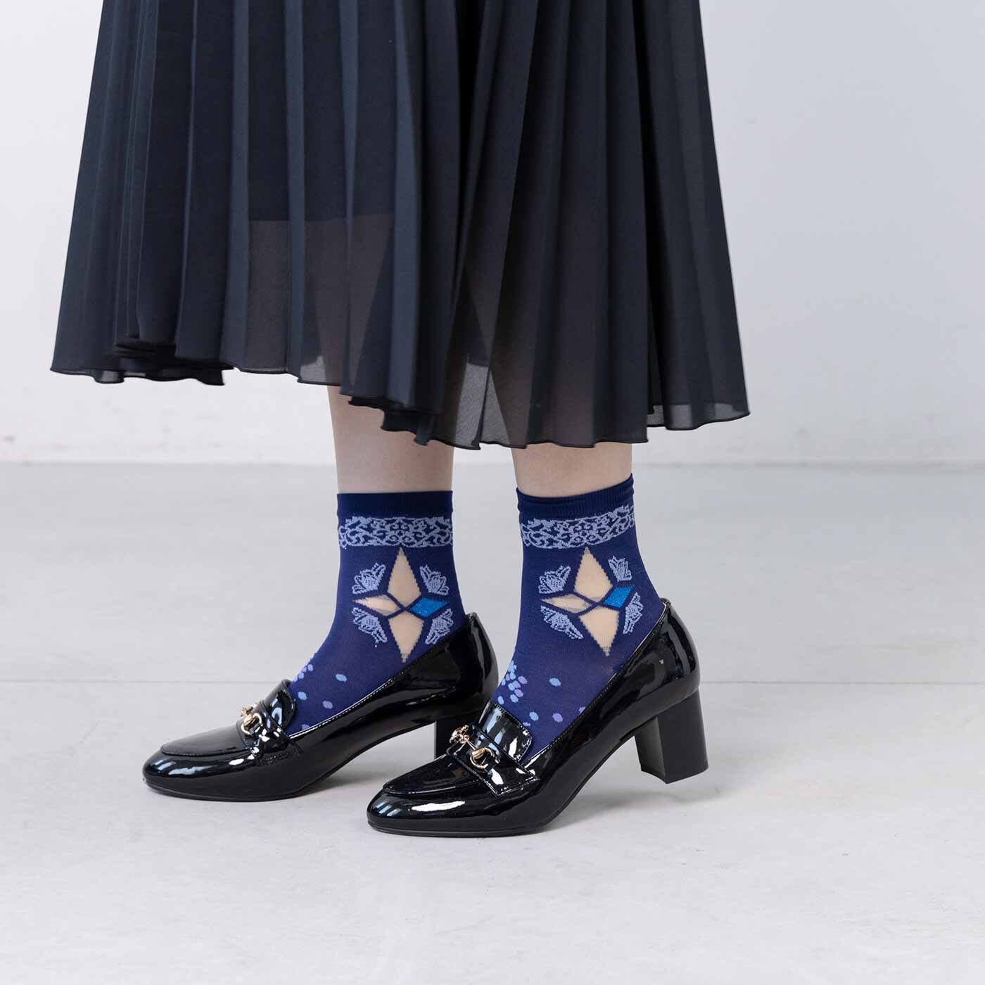 YOU+MORE!|YOU+MORE！ 喫茶ソワレをいつでも愉（たの）しむ 魅惑の青い光をまとうシースルーソックスの会
