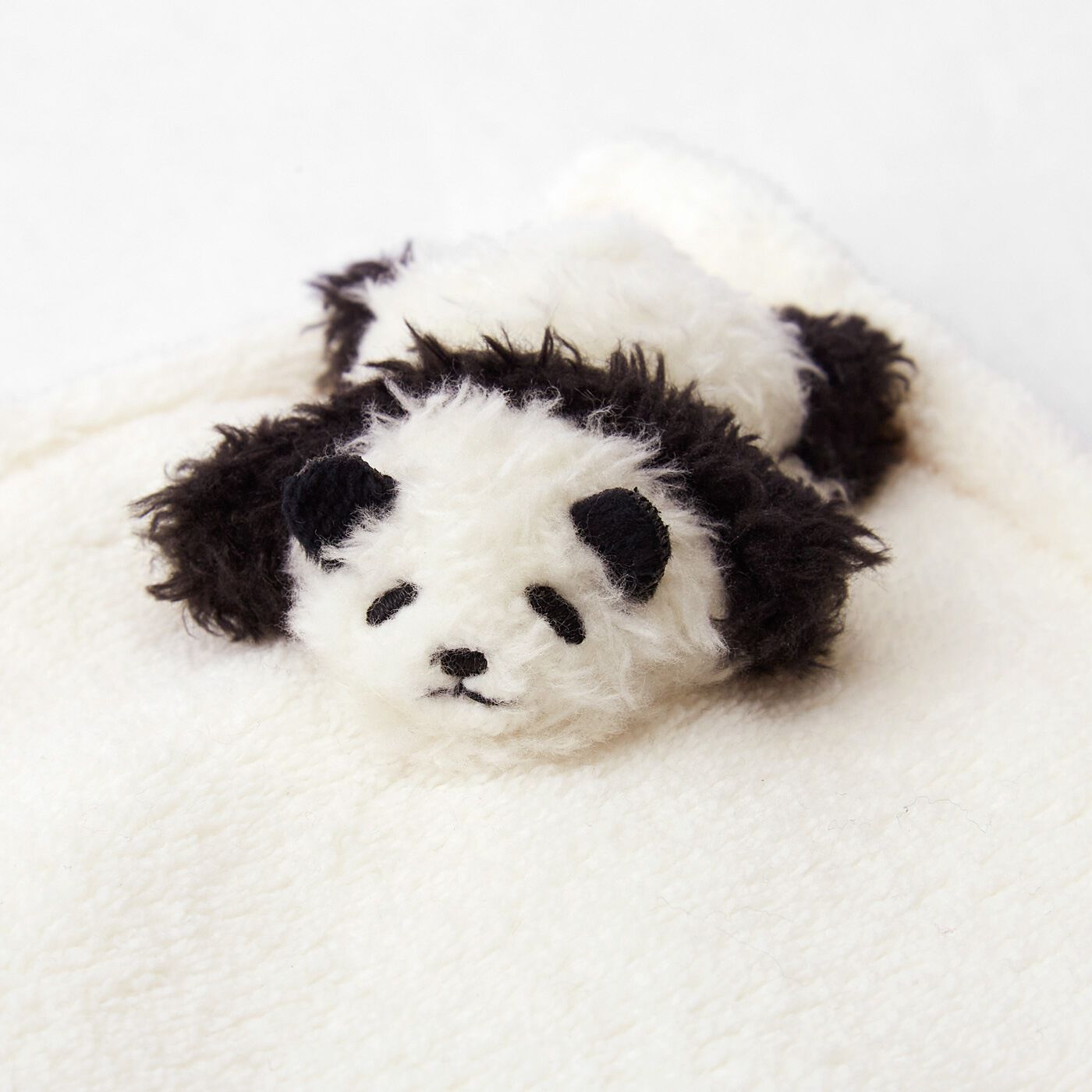 YOU+MORE!|YOU＋MORE!　毛布の上で寝かせられている　赤ちゃんパンダのハンカチの会