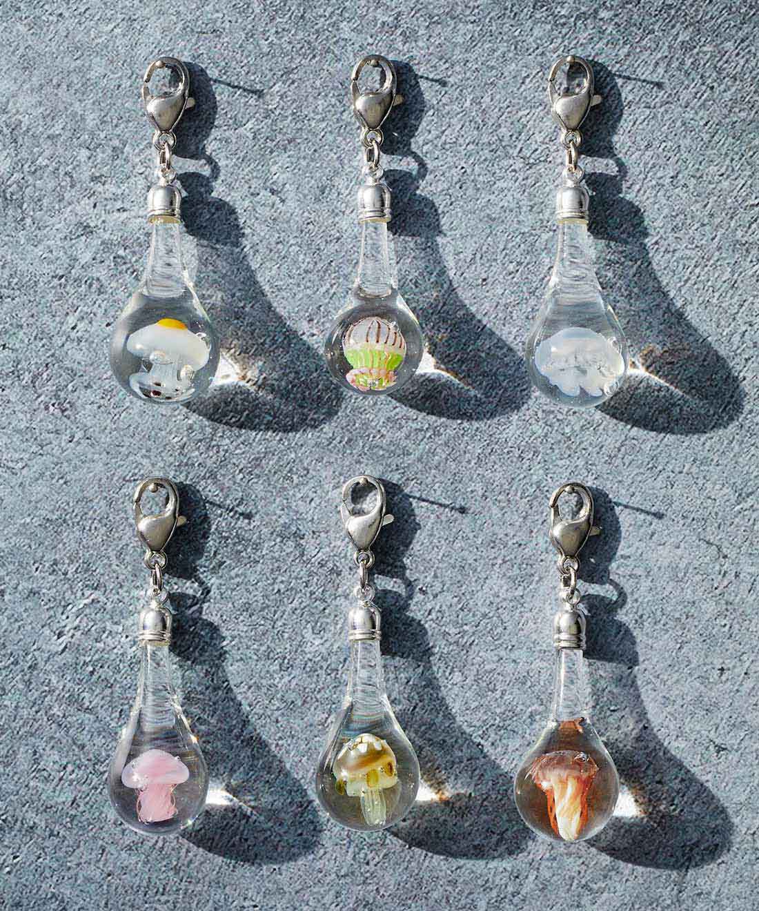 YOU+MORE!|【8月分以降お届け】YOU+MORE！ しずくの中で浮遊する クラゲ採集ガラスチャームの会