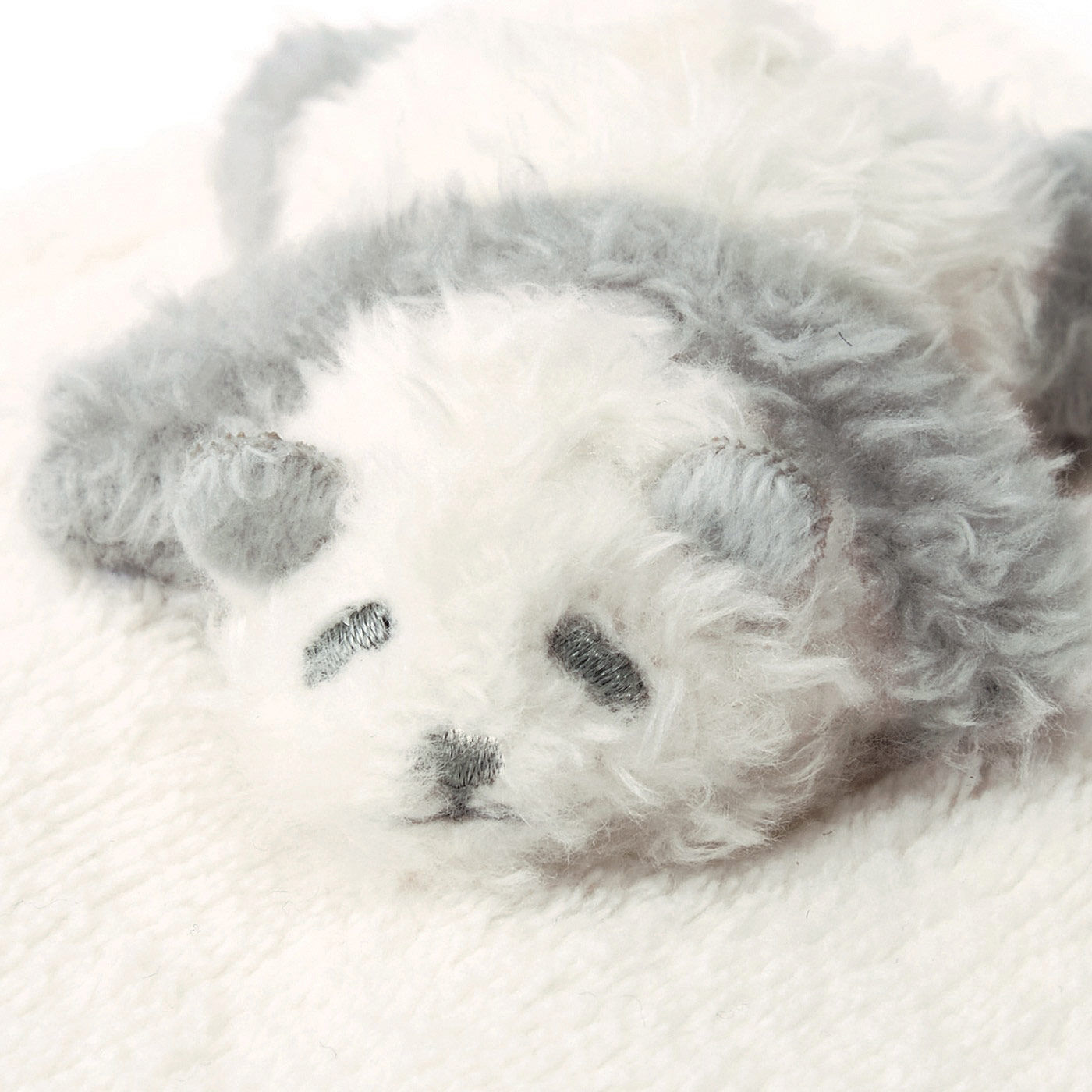 YOU+MORE!|YOU＋MORE!　毛布の上で寝かせられている　赤ちゃんパンダのハンカチの会|生まれたてのぽやぽやな毛並みを再現。