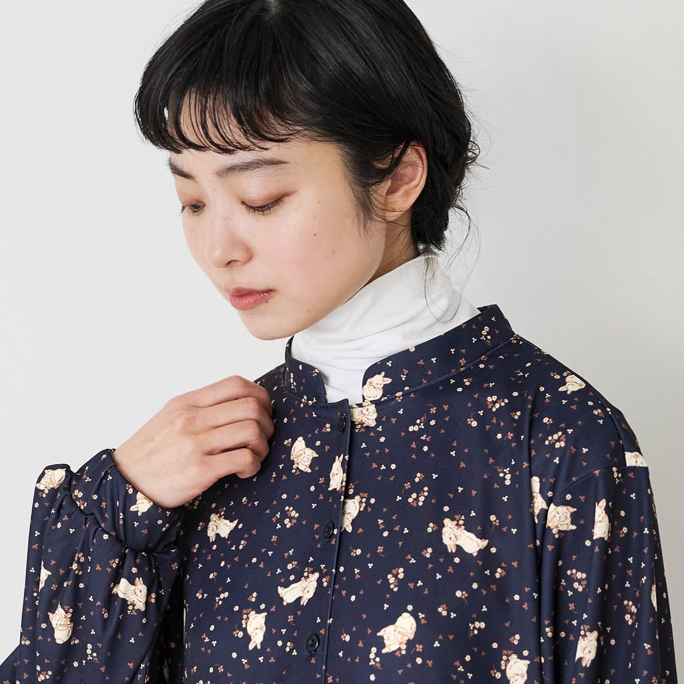 YOU+MORE!|YOU＋MORE!　クローバーのお花畑とうさぎのふんわりシルエットワンピース|首もとはボタンがなく、詰まりすぎない仕様。ゆったりしているので、タートルをインしても。