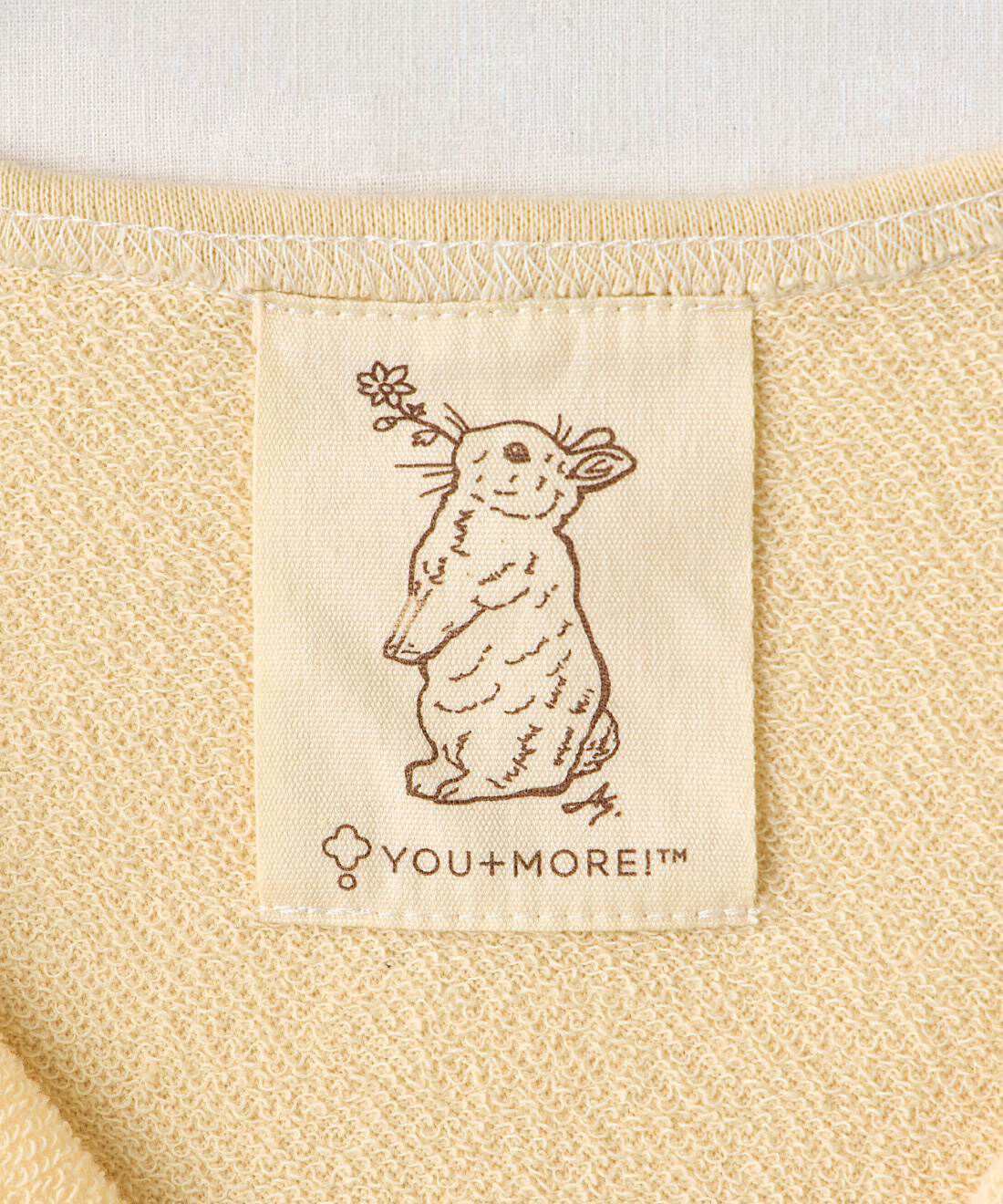 YOU+MORE!|YOU＋MORE!　しらとあきこさんが描く　ブローチみたいなうさぎの刺しゅう　カーディガンの会|ネーム部分はうさぎの線画イラスト入り。