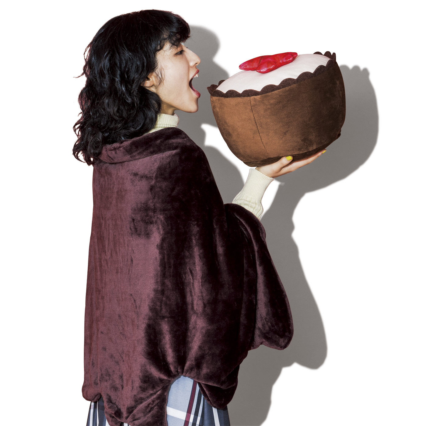YOU+MORE!|YOU+MORE!　とろ～りとろける　チョコレートブランケット・クッションの会|肩から掛けると、まるでチョコレートに包まれているみたい。後ろ姿もかわいくて、誰かに見せたくなりそう。