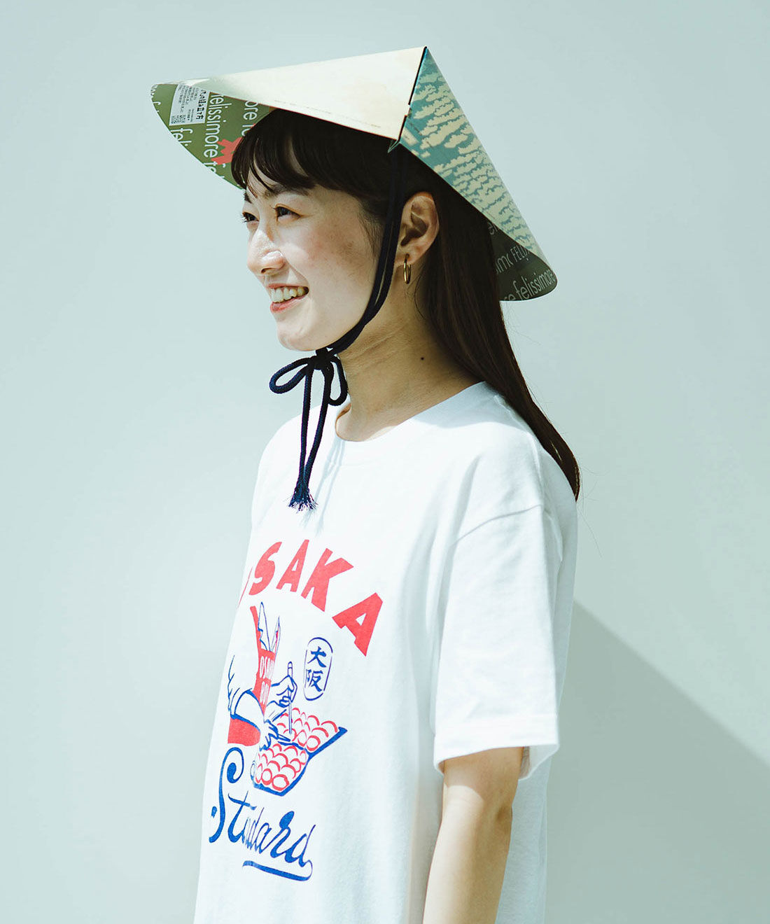 MonthlyBOX|【FELISSIMO Globalオリジナル】100セット限定 ！すっげえ笠付き OSAKA Standard Tシャツ〈ホワイト〉|ノベルティの「すっげえ笠」と合わせてコーデすれば、夏にぴったりの着こなしに。見た目も楽しく、しっかり日よけもしてくれる優れモノ。