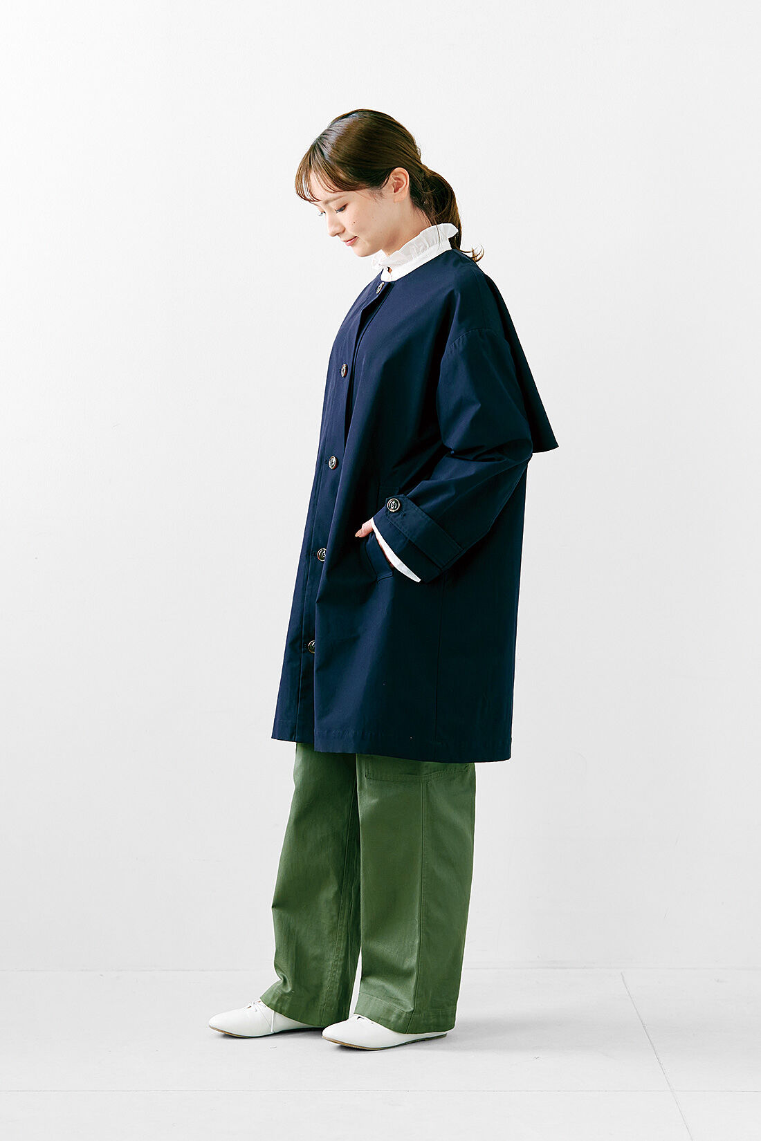 シロップ. 特急便|【3～10日でお届け】シロップ.　アンブレラヨークがひらり　撥水（はっすい）加工の軽やかノーカラーコート〈ダークネイビー〉|身長162cm/Mサイズ着用