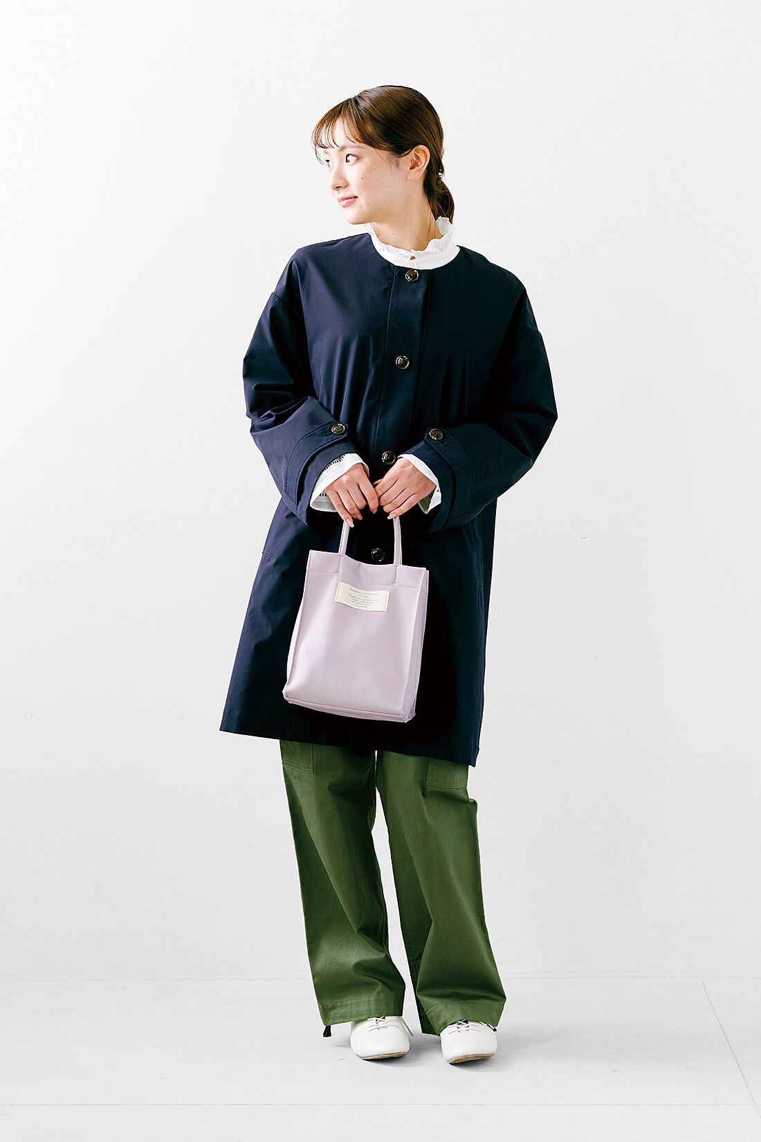 シロップ. 特急便|【3～10日でお届け】シロップ.　アンブレラヨークがひらり　撥水（はっすい）加工の軽やかノーカラーコート〈ダークネイビー〉|身長162cm/Mサイズ着用