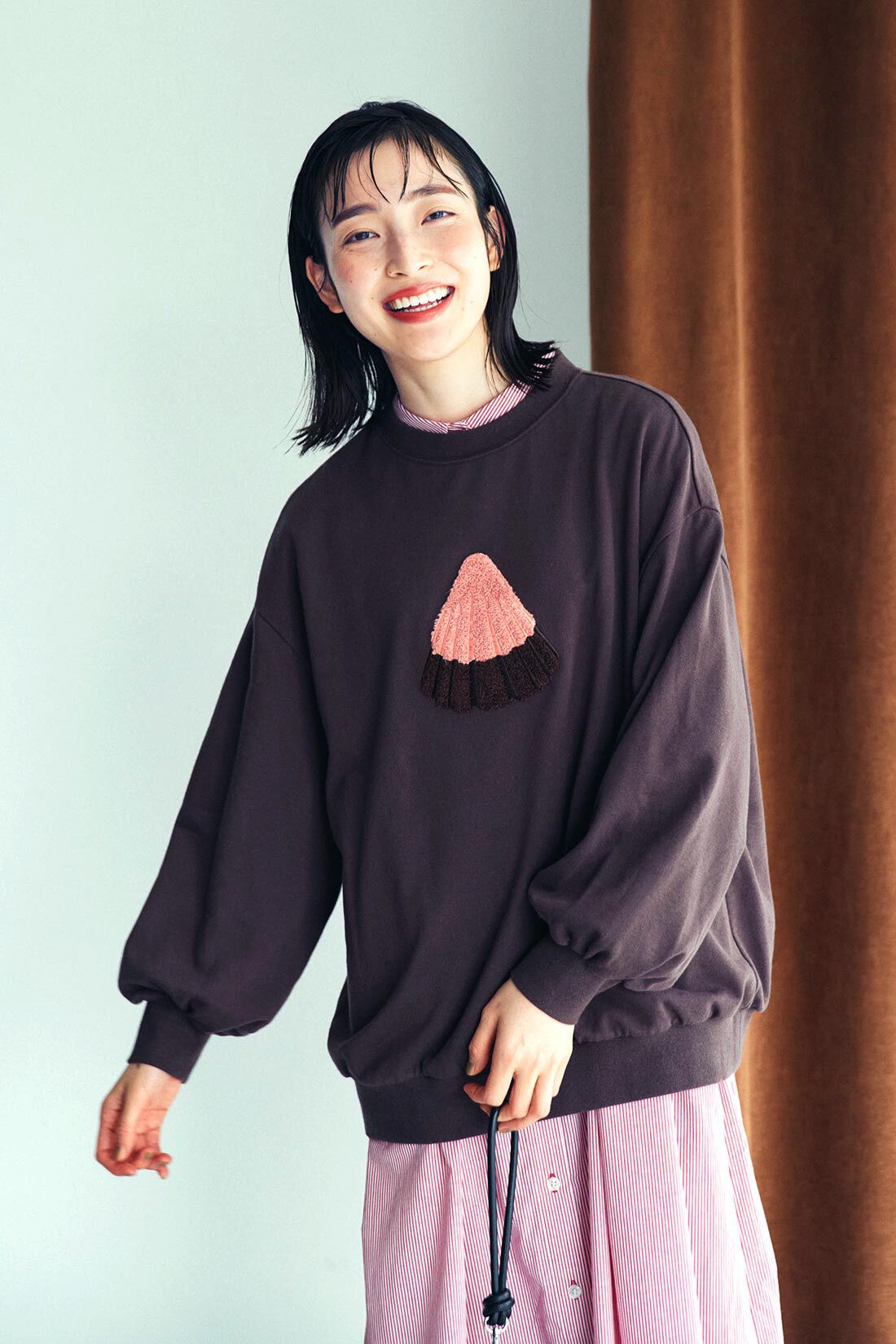 シロップ. 特急便|【3～10日でお届け】アポロチョコレート×シロップ.　もこもこさがら刺しゅうのビッグアポロチョコレートスウェット〈チョコレートブラウン〉