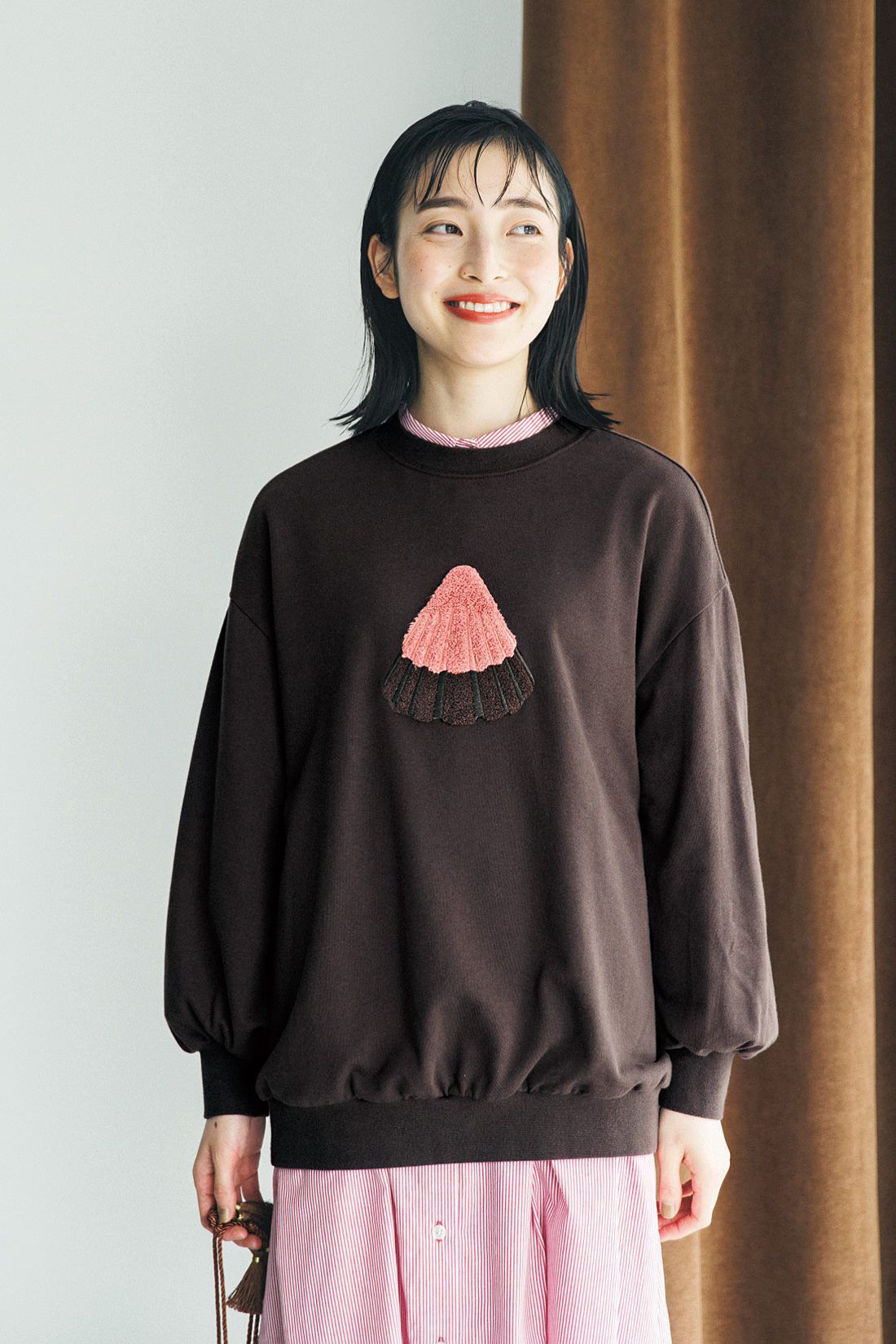 シロップ. 特急便|【3～10日でお届け】アポロチョコレート×シロップ.　もこもこさがら刺しゅうのビッグアポロチョコレートスウェット〈チョコレートブラウン〉