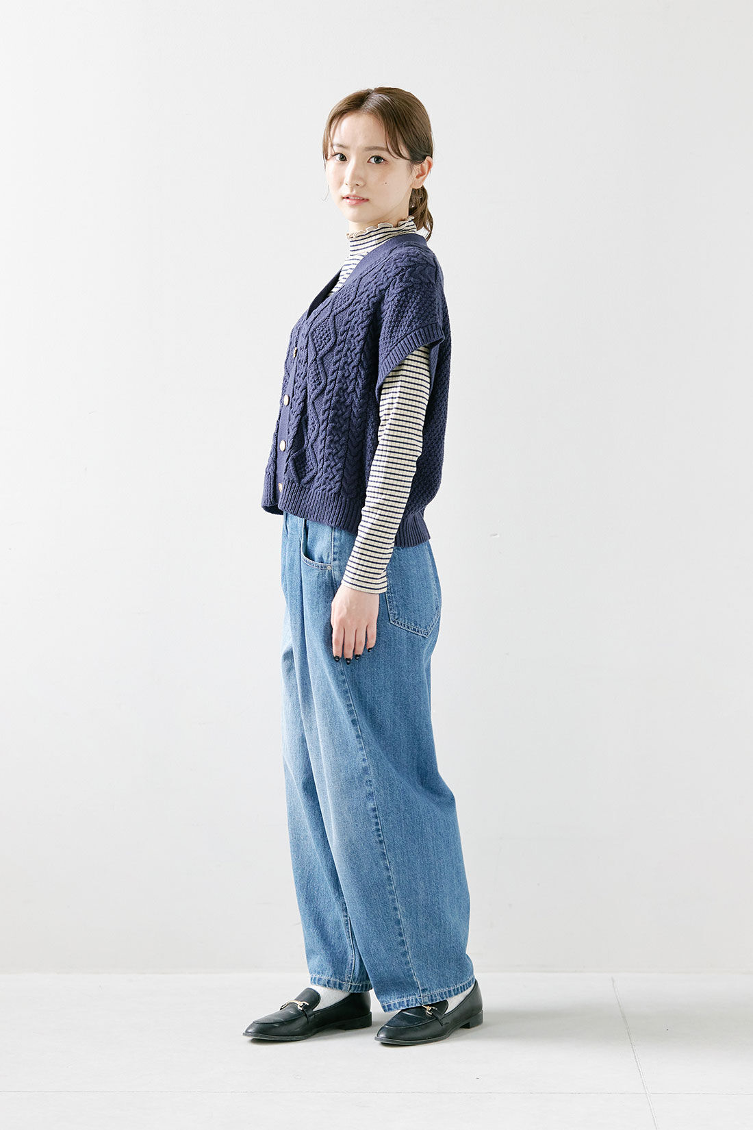 シロップ. 特急便|【３～10日でお届け】スタイリスト明石恵美子さん×シロップ. トラッドなケーブルニットベスト〈ネイビー〉|身長162cm/Mサイズ着用