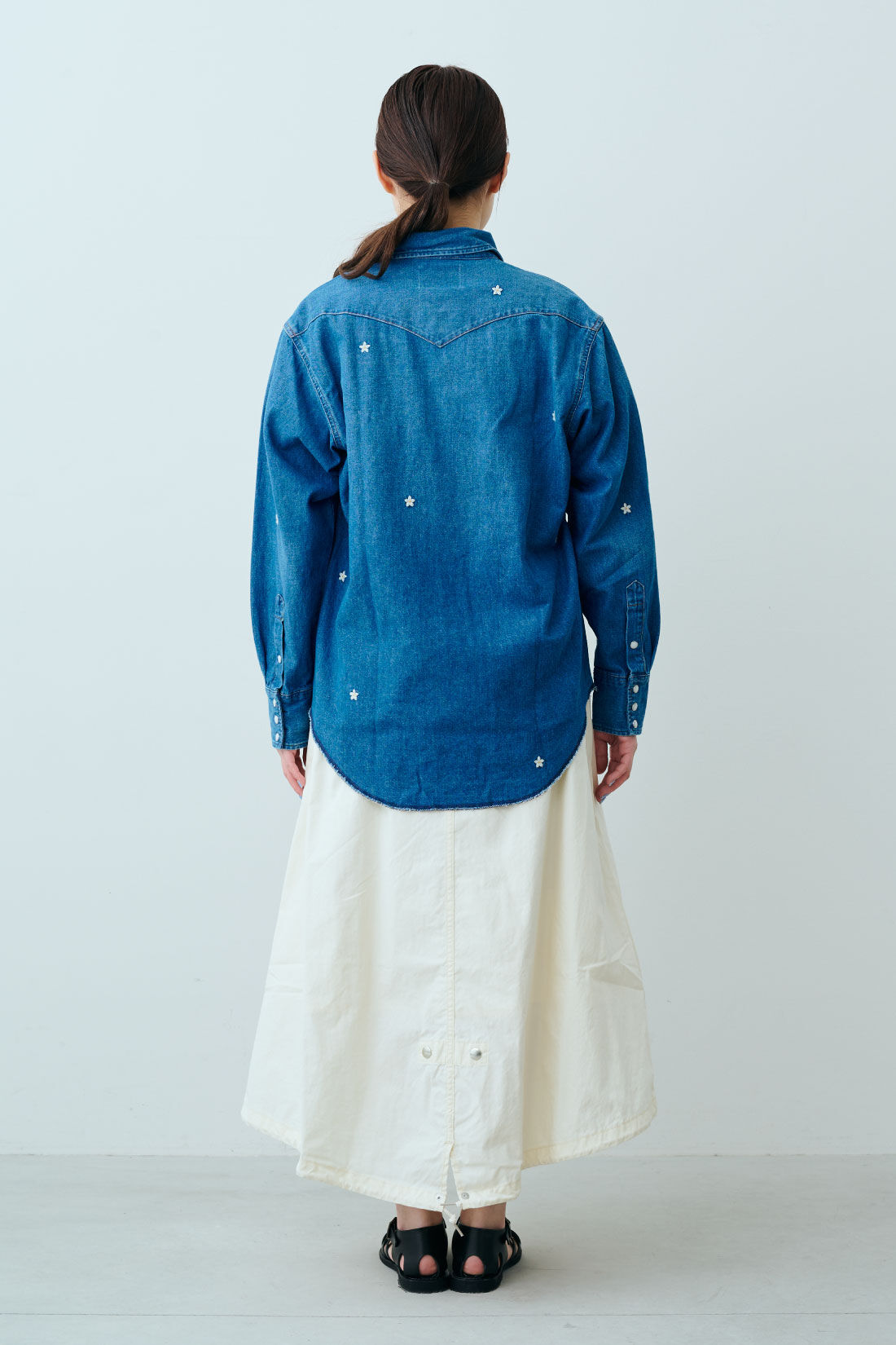 fashion special|【WEB限定・特急便】MEDE19F 〈SELECT〉 【Wrangler】 US ORIGINALS/127MW デニムシャツ|2：フラワー刺しゅう　モデル身長：163cm