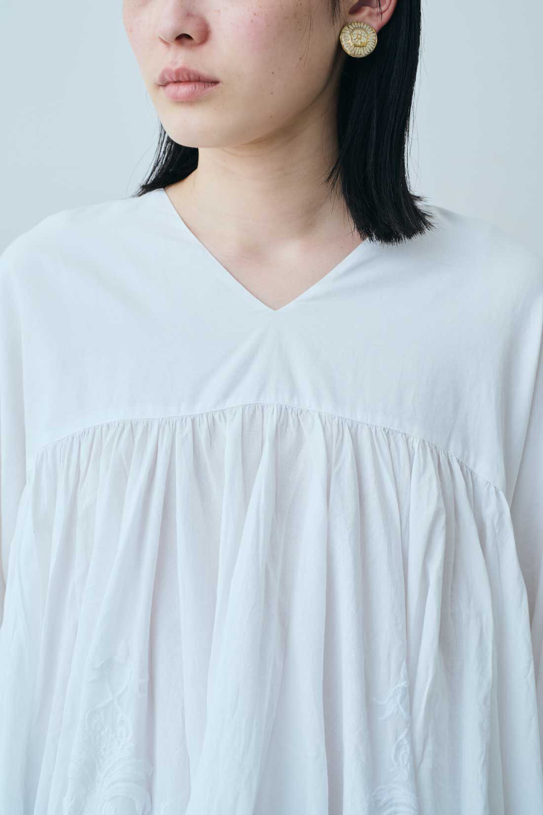 fashion special|【WEB限定・特急便】MEDE19F 〈SELECT〉AAYUSHI　エンブロイダリーギャザーフリルロングテールブラウス