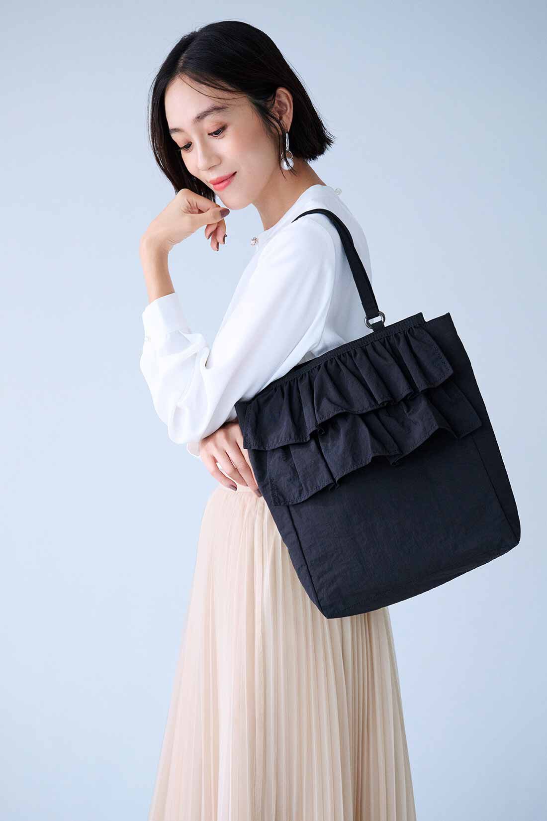 fashion special|【3～10日でお届け】IEDIT[イディット] 上品フリルで華やぐ 撥水（はっすい）トートバッグ〈ブラック〉