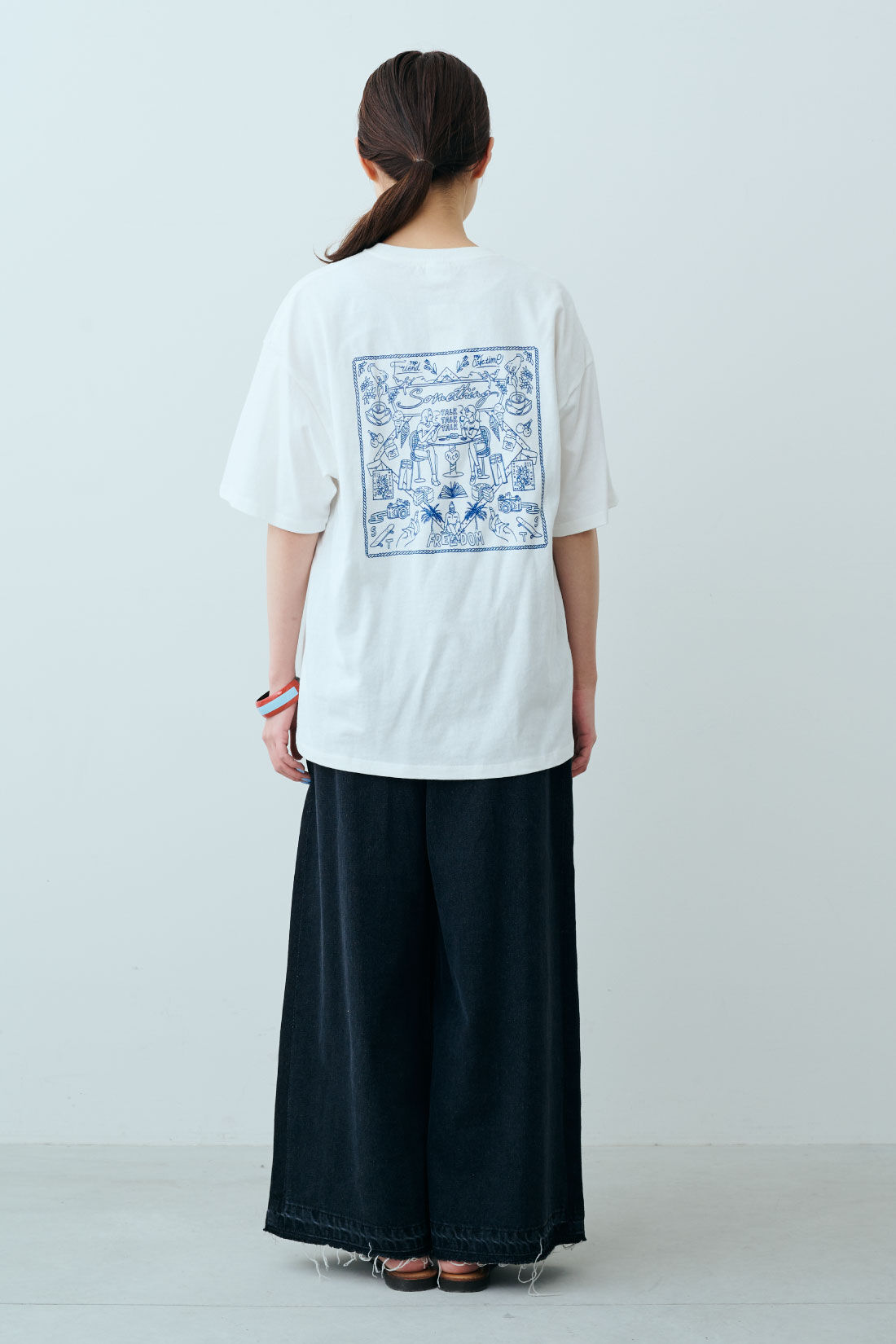 fashion special|【WEB限定・特急便】　SOMETHING BANDANA PRINT TEE H/S|3：ホワイト　モデル身長：163cm