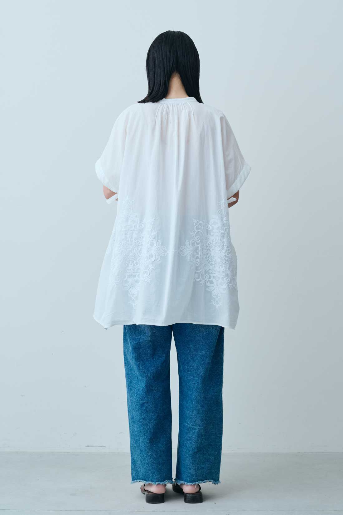 fashion special|【WEB限定・特急便】MEDE19F 〈SELECT〉AAYUSHI　ミルコットンボイルエンブロイダリーチュニックシャツ|1：ホワイト・モデル身長：167cm