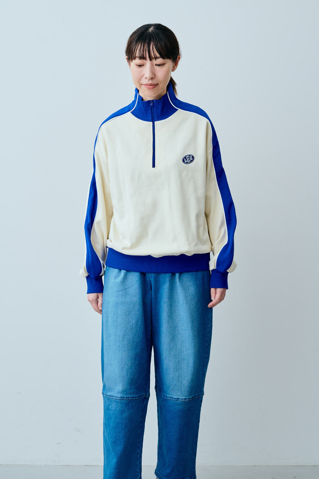 fashion special|【WEB限定・特急便】　LEE BI-COLOR HALF-ZIP SWEAT|2：アイボリー　モデル身長：160cm