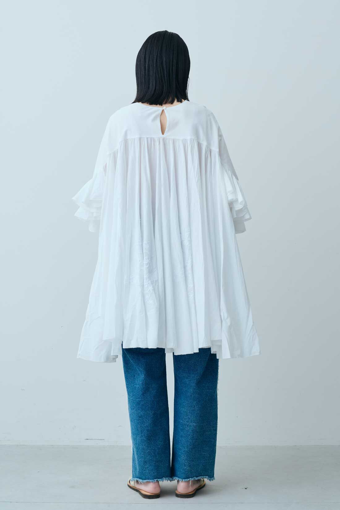 fashion special|【WEB限定・特急便】MEDE19F 〈SELECT〉AAYUSHI　エンブロイダリーギャザーフリルロングテールブラウス|1：ホワイト・モデル身長：167cm