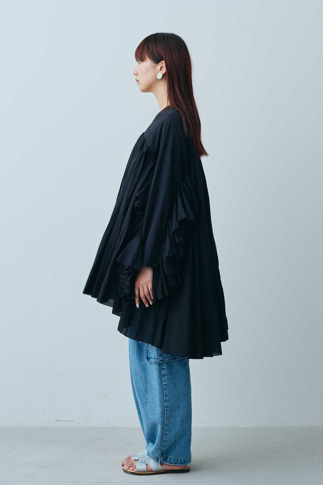 fashion special|【WEB限定・特急便】MEDE19F 〈SELECT〉AAYUSHI　エンブロイダリーギャザーフリルロングテールブラウス|2：ブラック・モデル身長：163cm