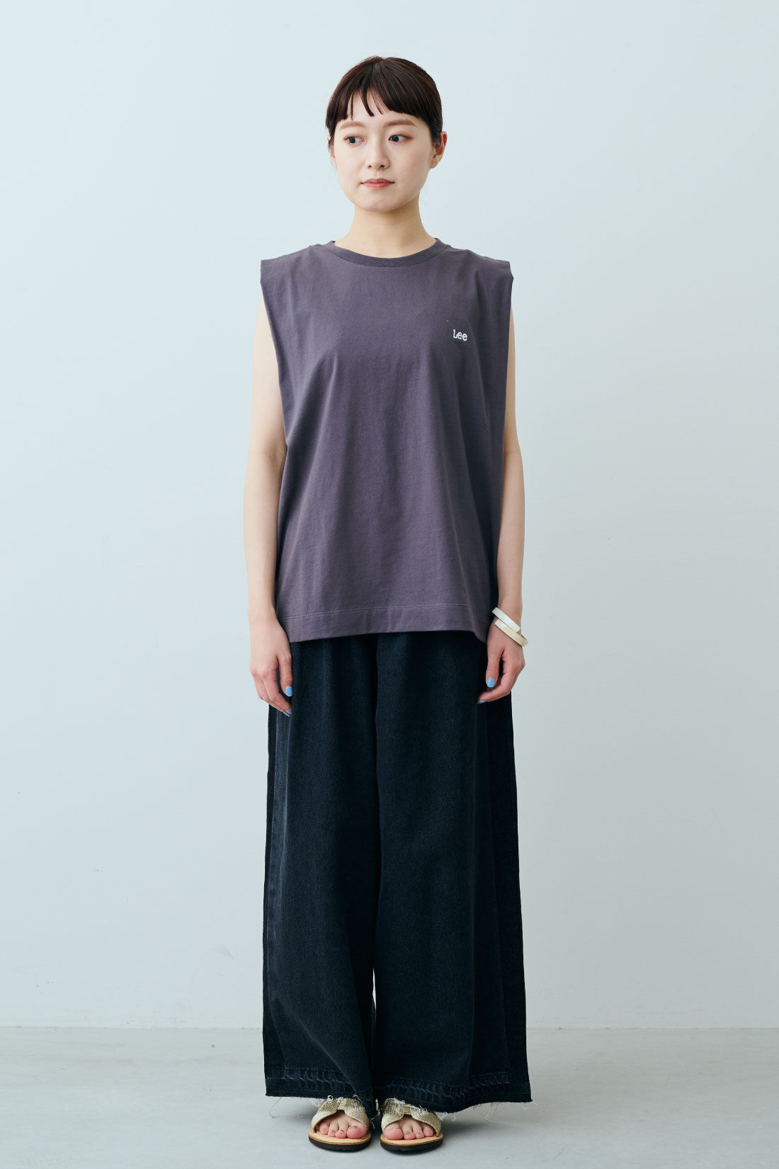 fashion special|【WEB限定・特急便】　Lee EMBROIDERY N/S TEE|5：チャコール　モデル身長：163cm