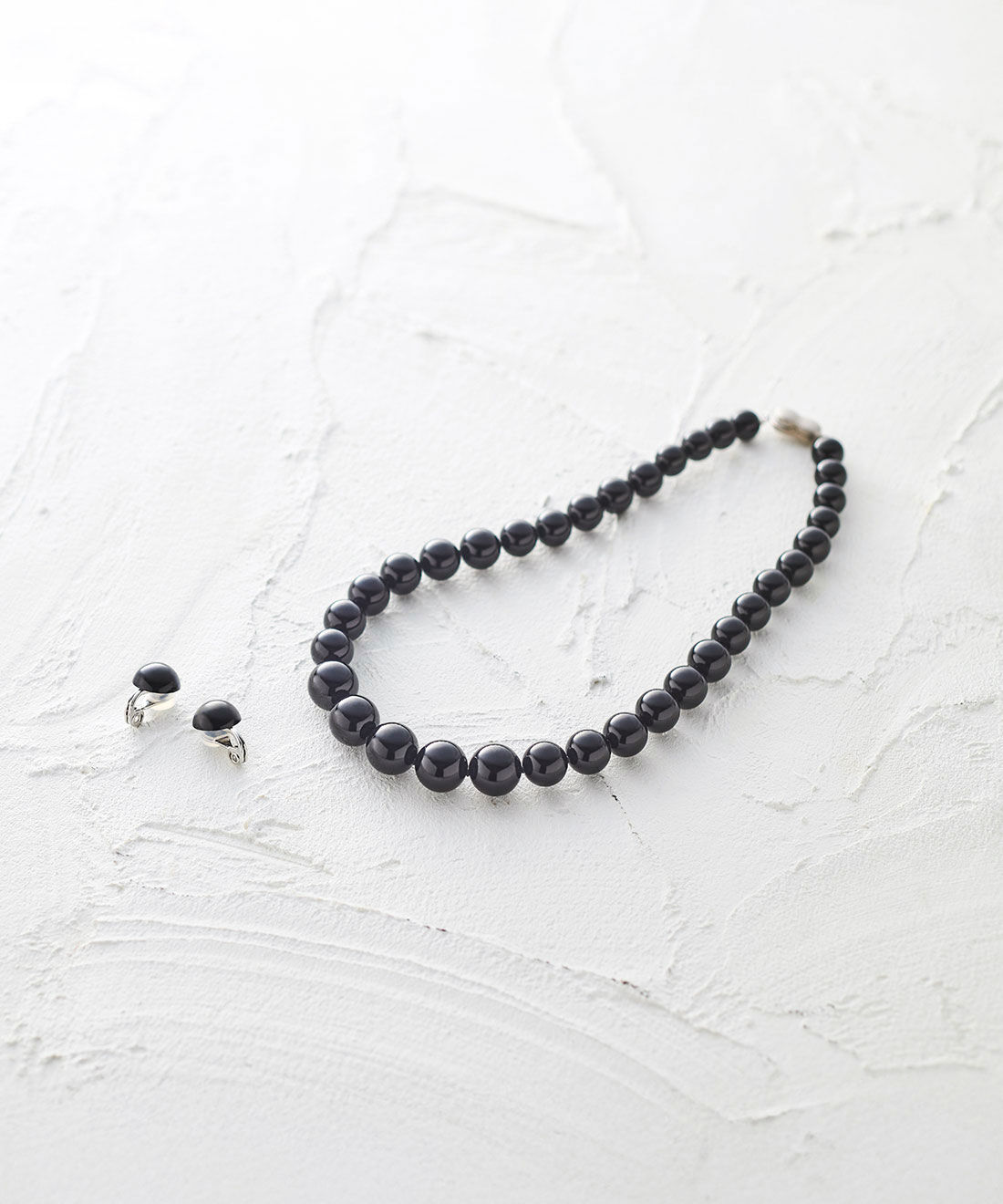 FelissimoLX|ＬＸ　久慈琥珀　ジェットピアス|ネックレスとともにお使いいただくとさらにおしゃれ度が増します。