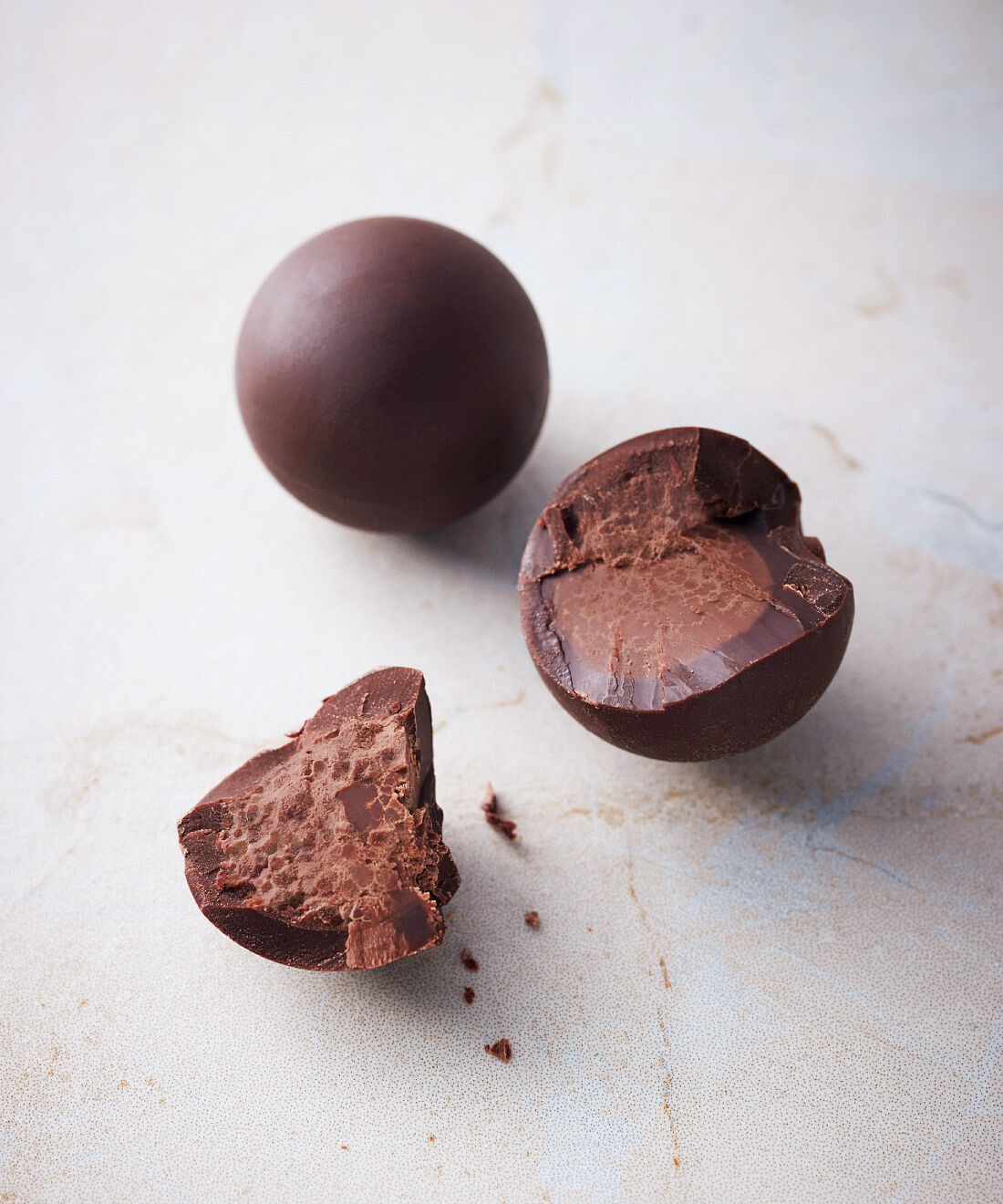 幸福のチョコレート|幸福のチョコレート講座　試食チョコセット〈プチボックス〉|【お申し込みタイプ/４】ライラ［スロバキア］ / ヘーゼルナッツヴィーガンチョコレート２個　濃厚なヘーゼルナッツのガナッシュ入りヴィーガンチョコ。