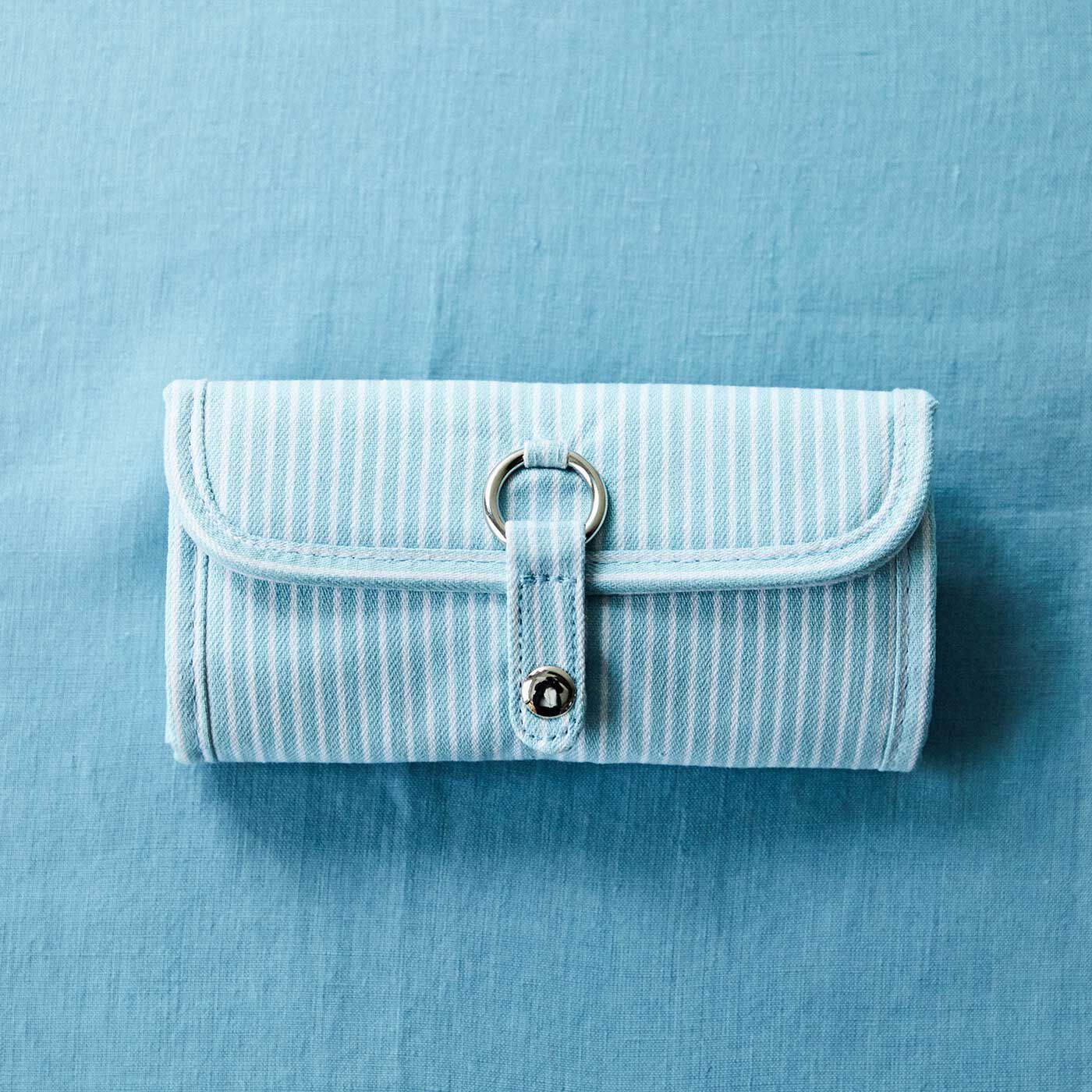 Couturier special|Tulip ETIMO（エティモ）クッショングリップ付きレース針セット　ロイヤルシルバー|ケースは水色のストライプ柄。