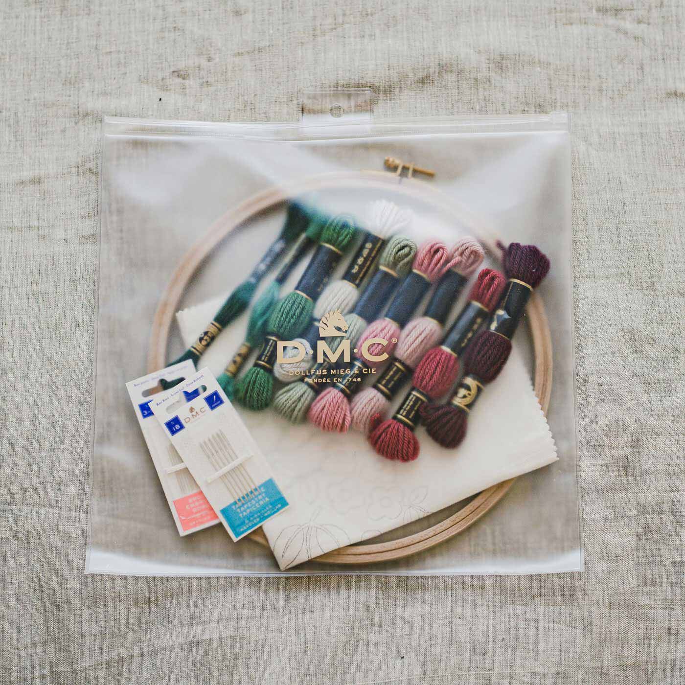 Couturier special|樋口愉美子さん　ウールステッチの花キット（ピンクの園）|●ビニールポーチ付きで、外でも刺しゅうを楽しめます。