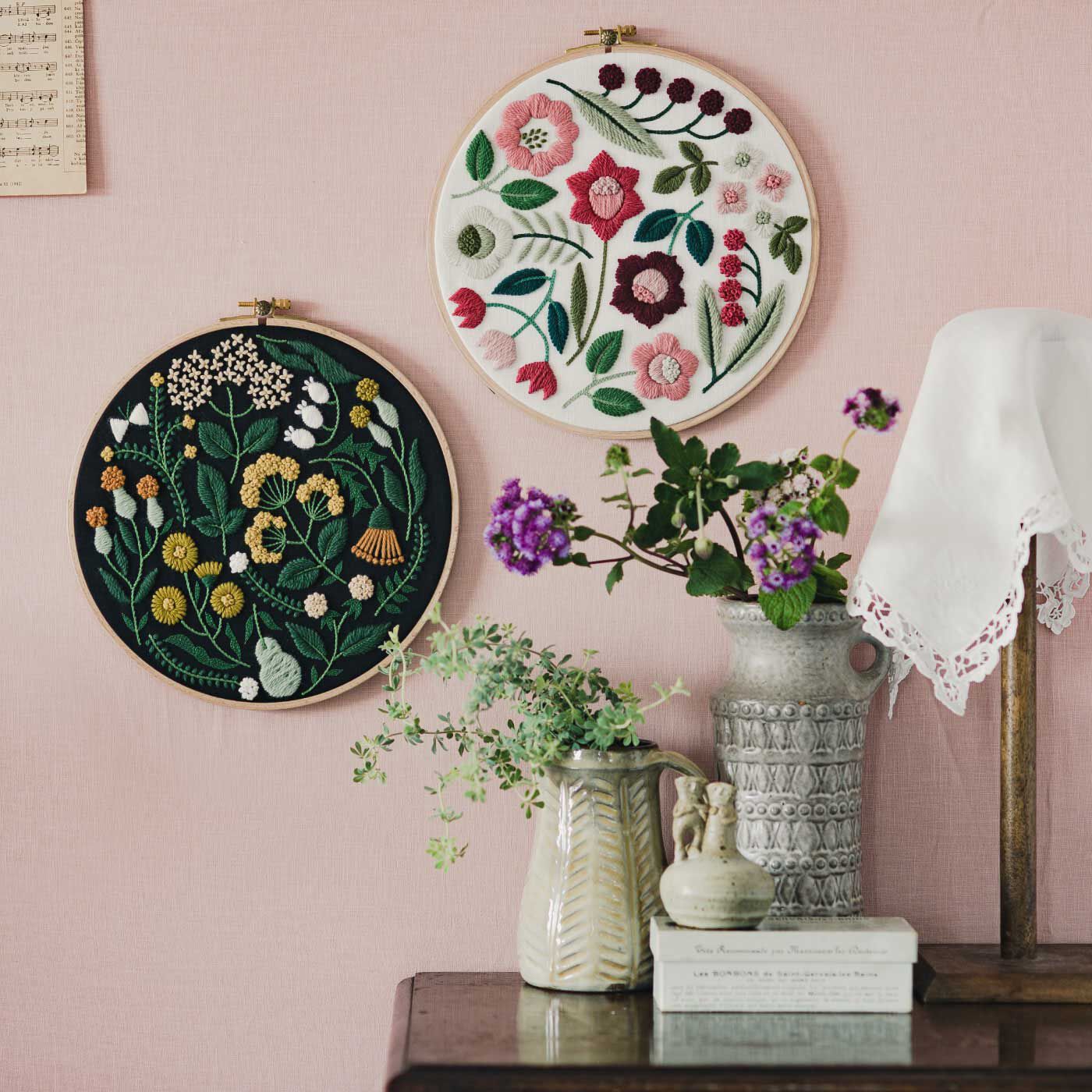 Couturier special|樋口愉美子さん　ウールステッチの花キット（ピンクの園）|※お届けは〈ピンクの園〉（右上）です。