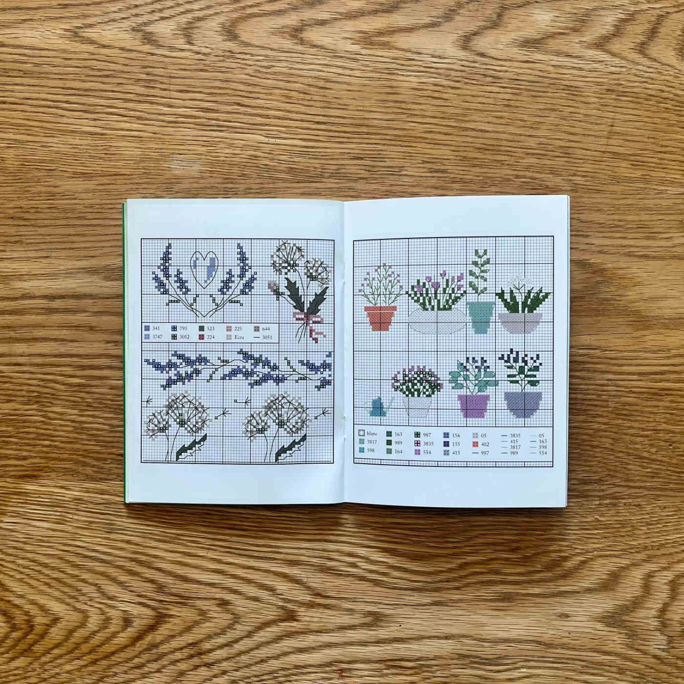 Couturier special|ＤＭＣ　クロスステッチミニブックと刺しゅう糸セット|２）『SPECIAL PLANTS』では様々な植物の刺しゅう図案をご紹介しています。