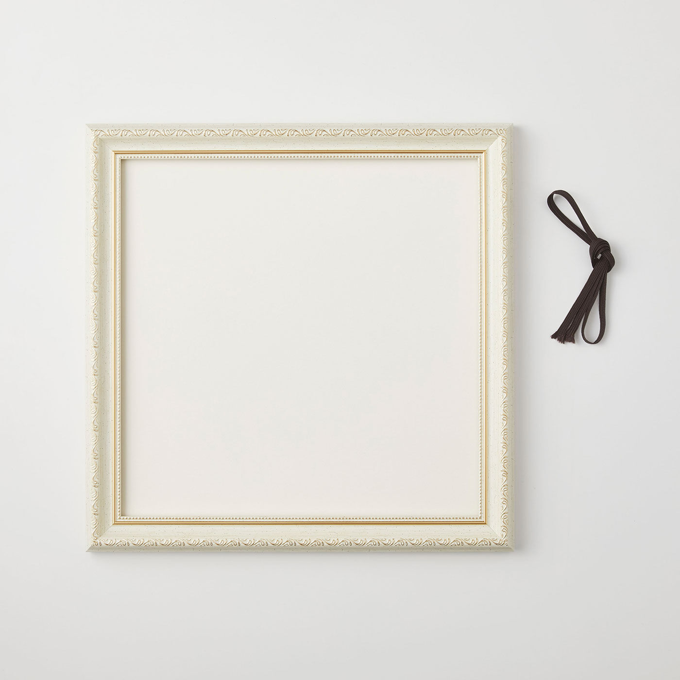 Couturier special|ＤＭＣ　クリスマスツリー　クロスステッチキット〈ゴールド&times;ワインレッド〉（フレーム付き）|作品が映える専用のフレーム付き。