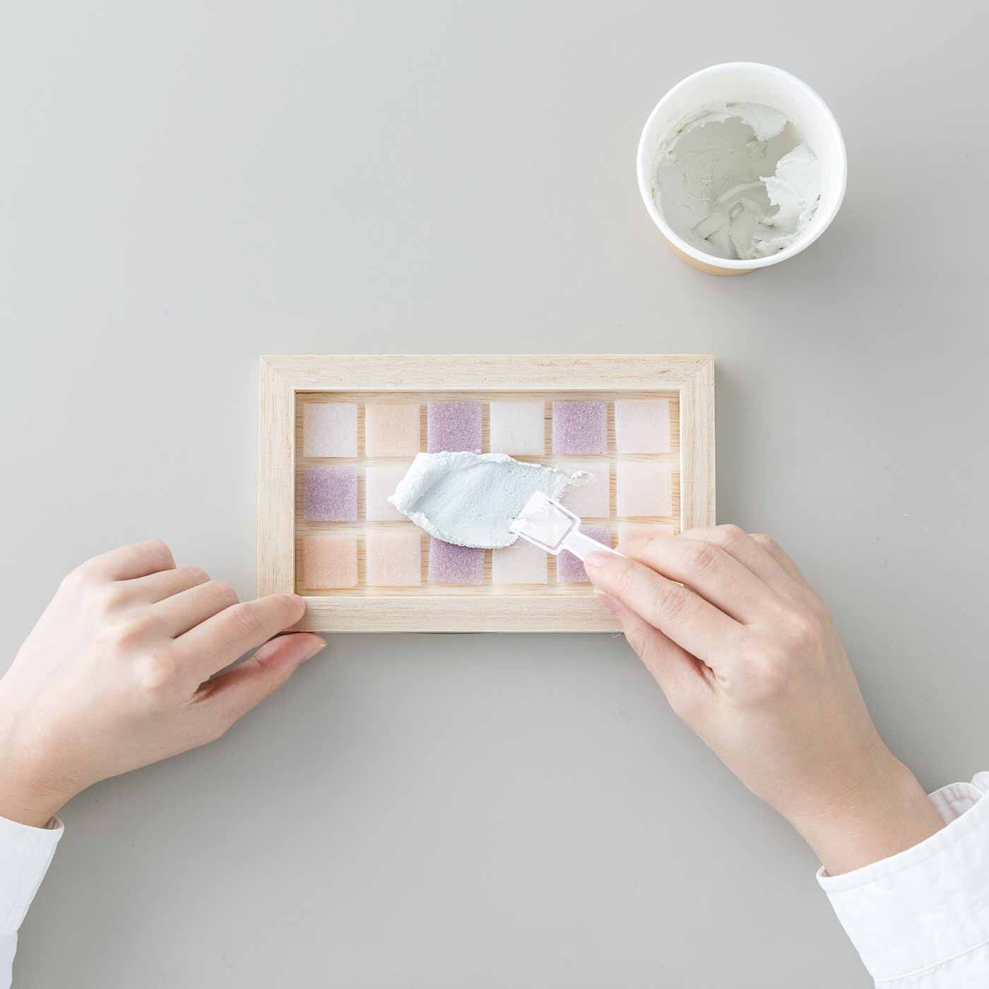 SeeMONO|おうちで楽しいプチDIY ガラスタイルで作る ミニトレイキットの会|目地材を塗り込んだら、布でふき取って完成。
