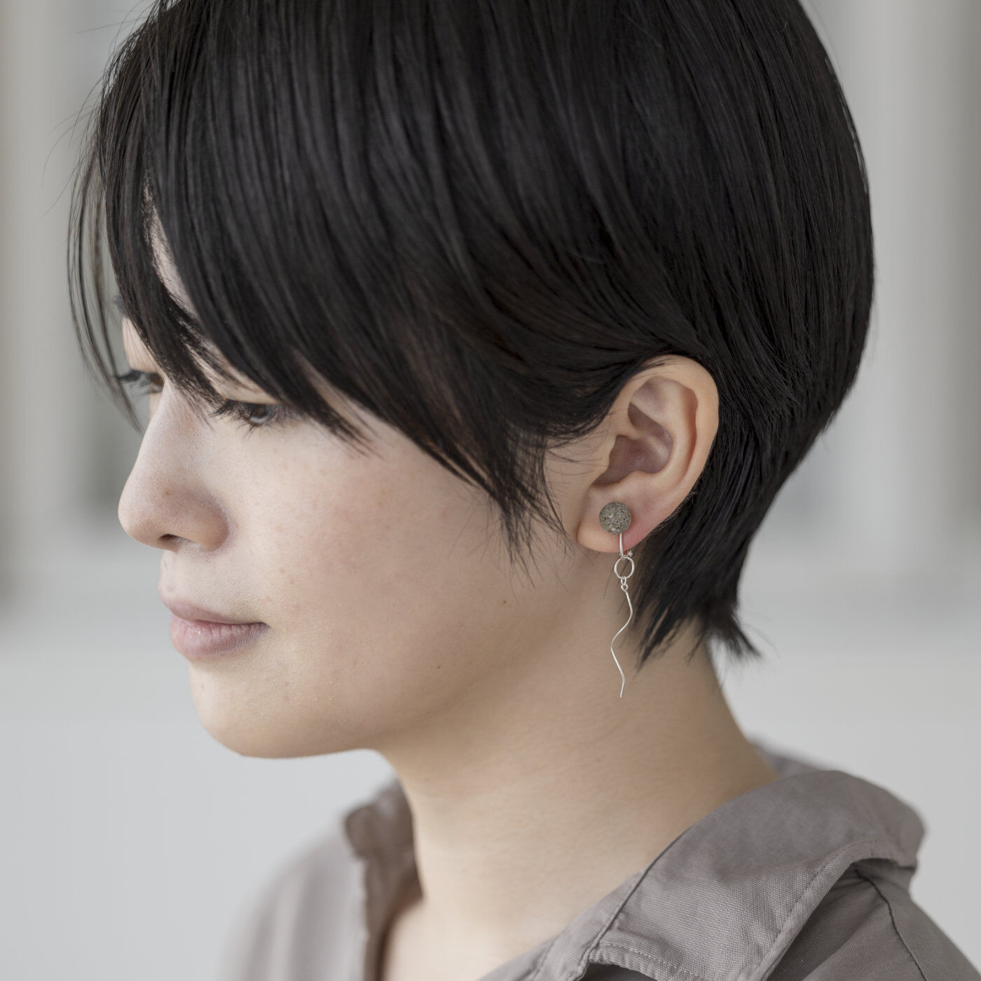SeeMONO|繊細な色合いと質感を楽しむ 日本銘石を使った大人のイヤアクセサリーの会|石は8mmまたは10mmの2パターン。シーンを選ばない、凛として品のあるバランスにこだわりました。