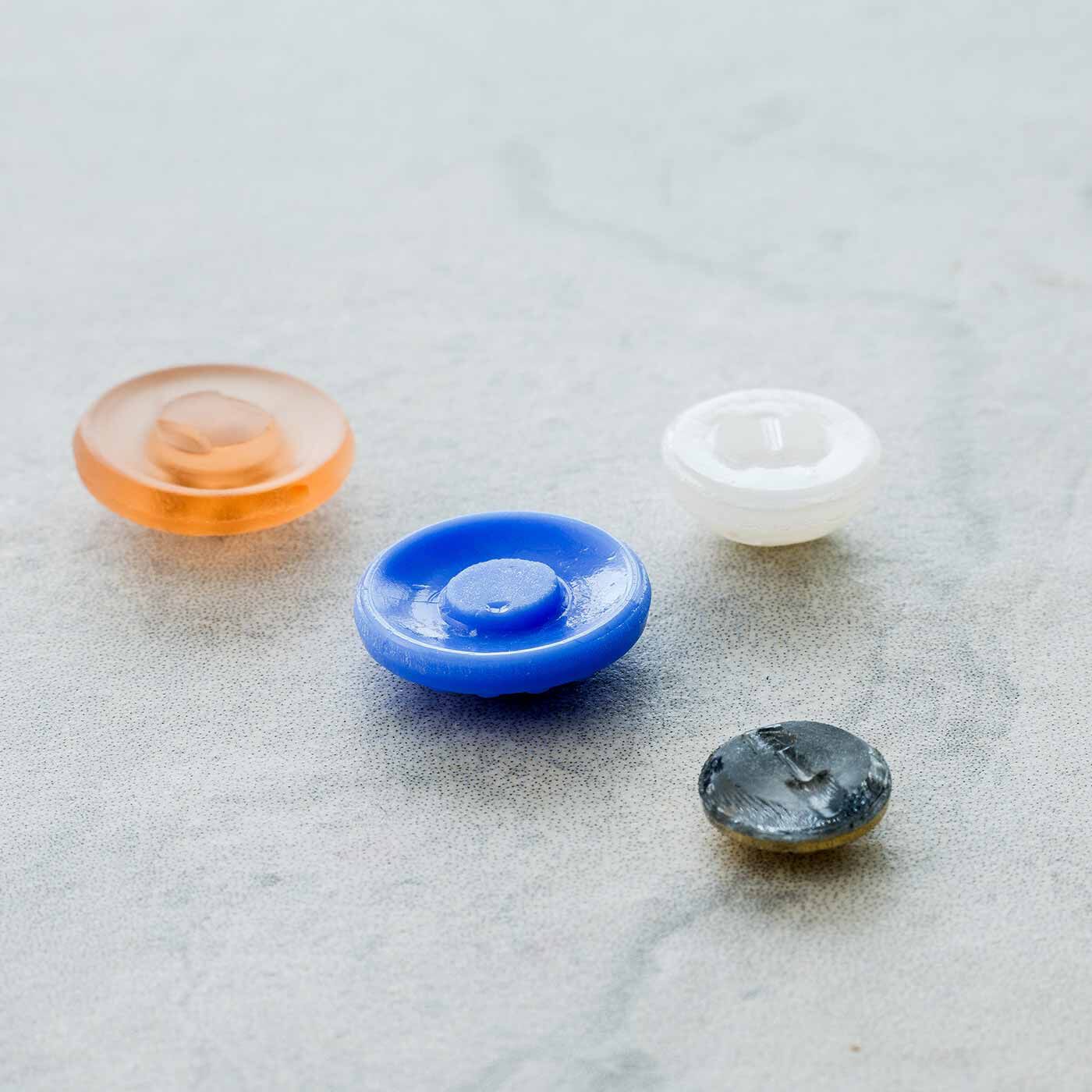 SeeMONO|50年代旧西ドイツのヴィンテージ 足カット済みガラスボタンコレクションの会|〈足カットとは〉本来糸を通すためのループをカットし、1点1点手作業で研磨しています。裏面が平らになることで、手軽にオリジナルアクセサリー作りが楽しめます。