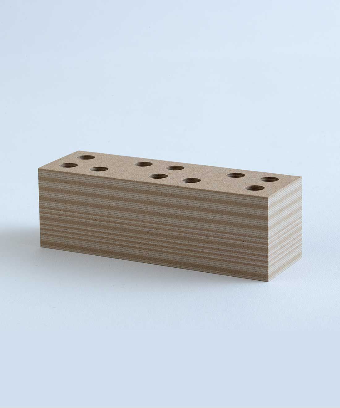 SeeMONO[シーモノ］|シンプルなデスクをつくる　古紙のペンシルスタンド／伊藤バインダリー|ミニマルでサスティナブルなペンシルスタンド。